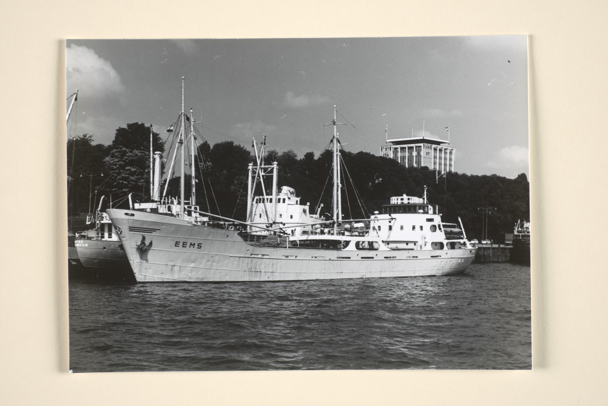 1996.2077; De coaster ms. Eems van C. Bos te Schiedam ligt afgemeerd aan de Parkkade [...]; foto