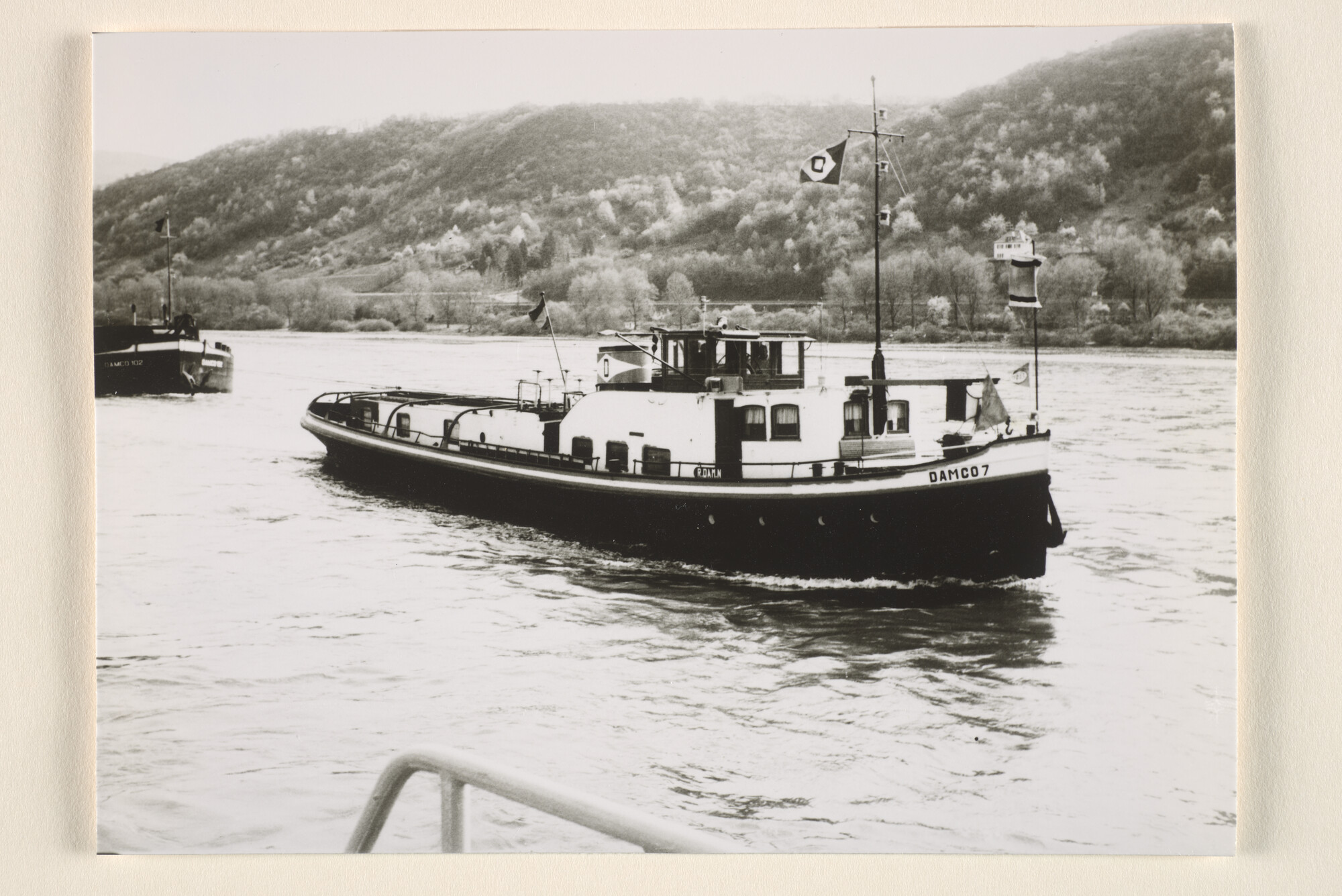 1996.3841; De riviersleepboot Damco 7 (ex- stoomsleepboot Teuna 4) van Damco Scheepvaart Maatschappij te Rotterdam varende op de Rijn in Duitsland; foto