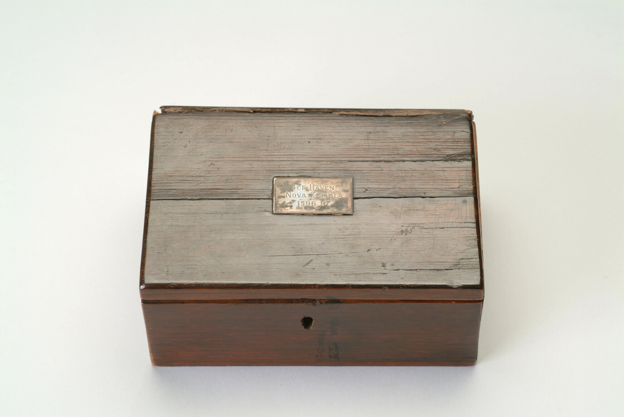 S.2956(01); Kistje, gemaakt van eikenhout van het schip van Van Heemskerck en Barentsz; kist