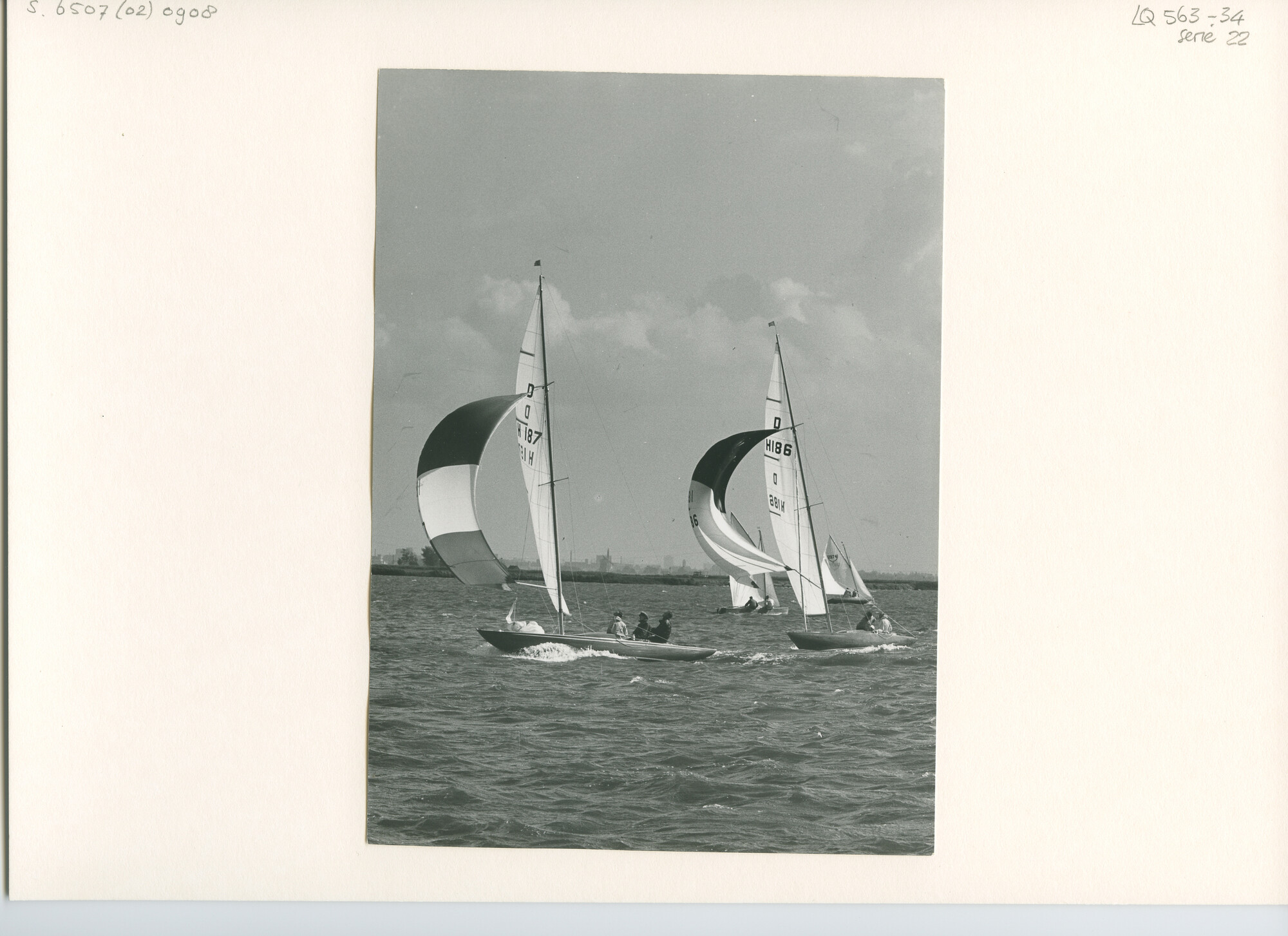 S.6507(02)0908.03; Zwart-wit foto van de Drakenklasse op het Alkmaardermeer; foto