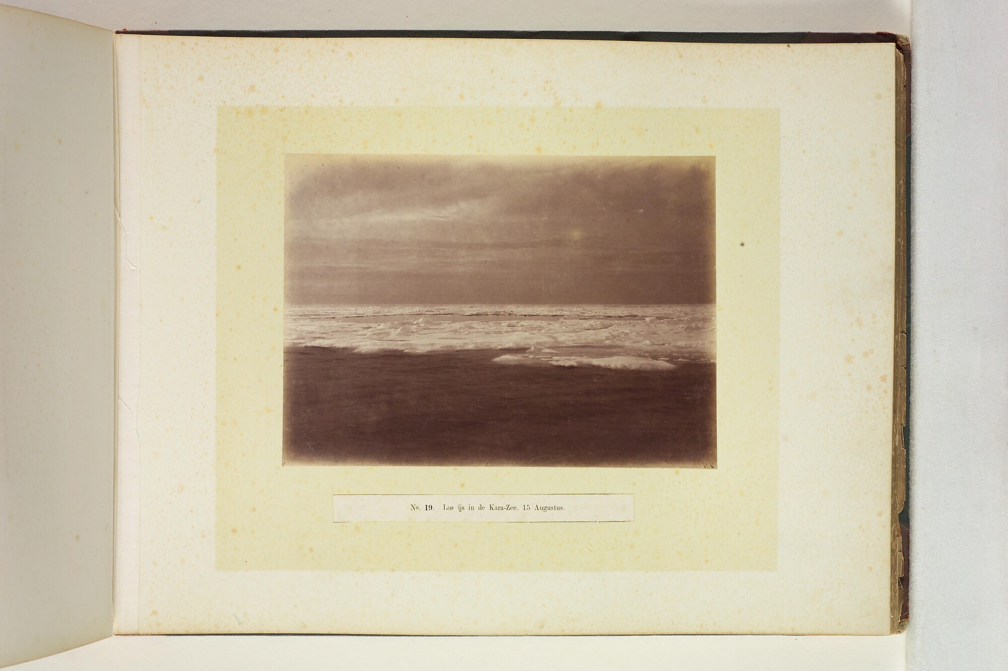 S.2956(09); Album met foto's van de Tweede Noordpoolexpeditie van de Willem Barents; fotoalbum