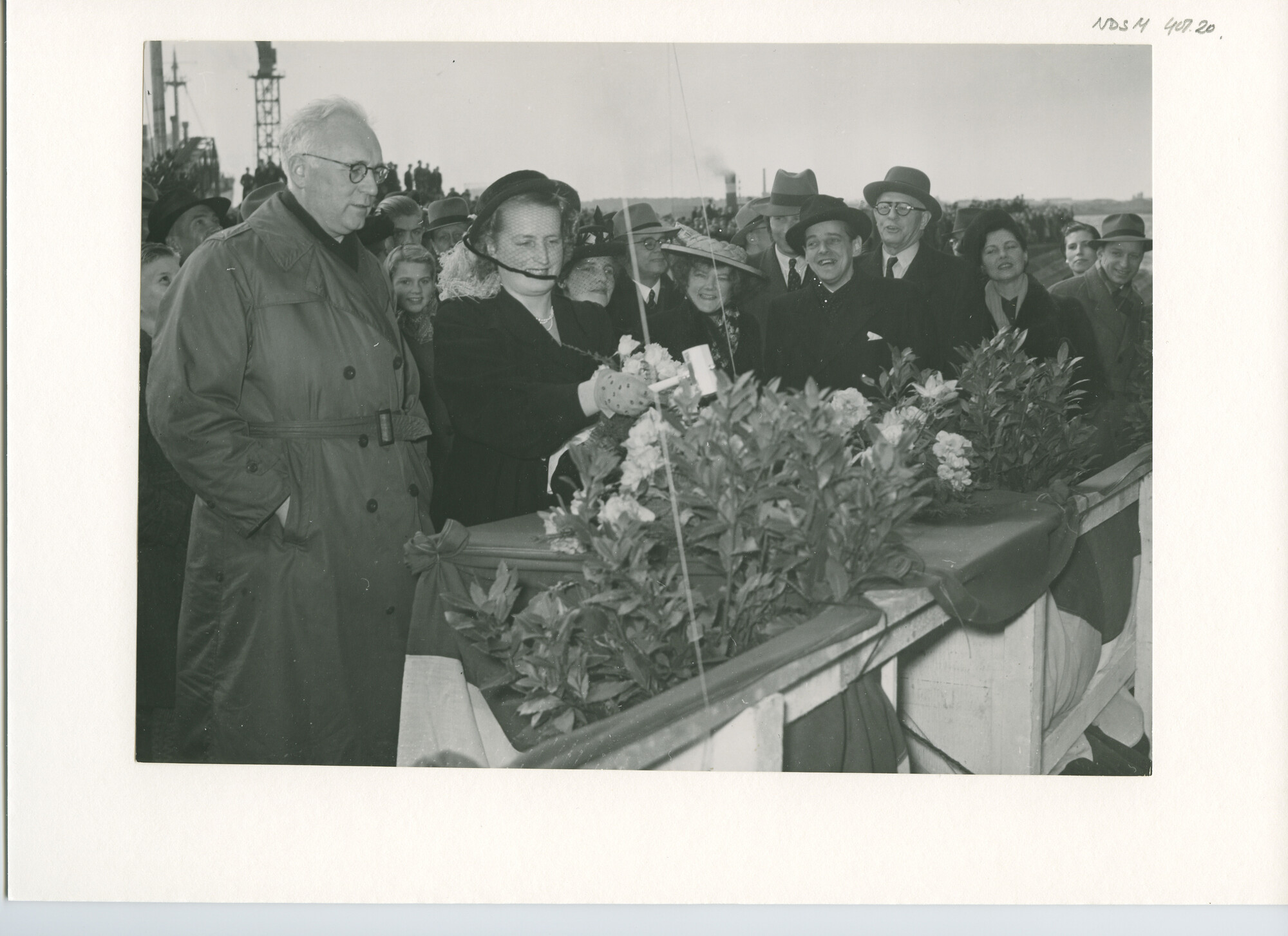 S.5444(1661); Foto van de doop van ms. Karaton, Karossa of Kasimbar van de KPM; foto