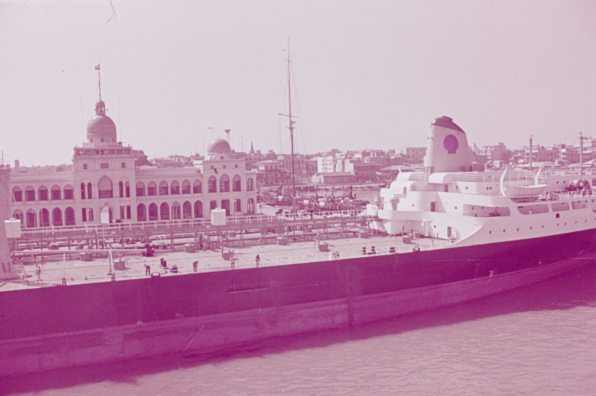 2015.0428; Dia van de Shell mammoettanker Capulonix in de haven van Port Said; diapositief
