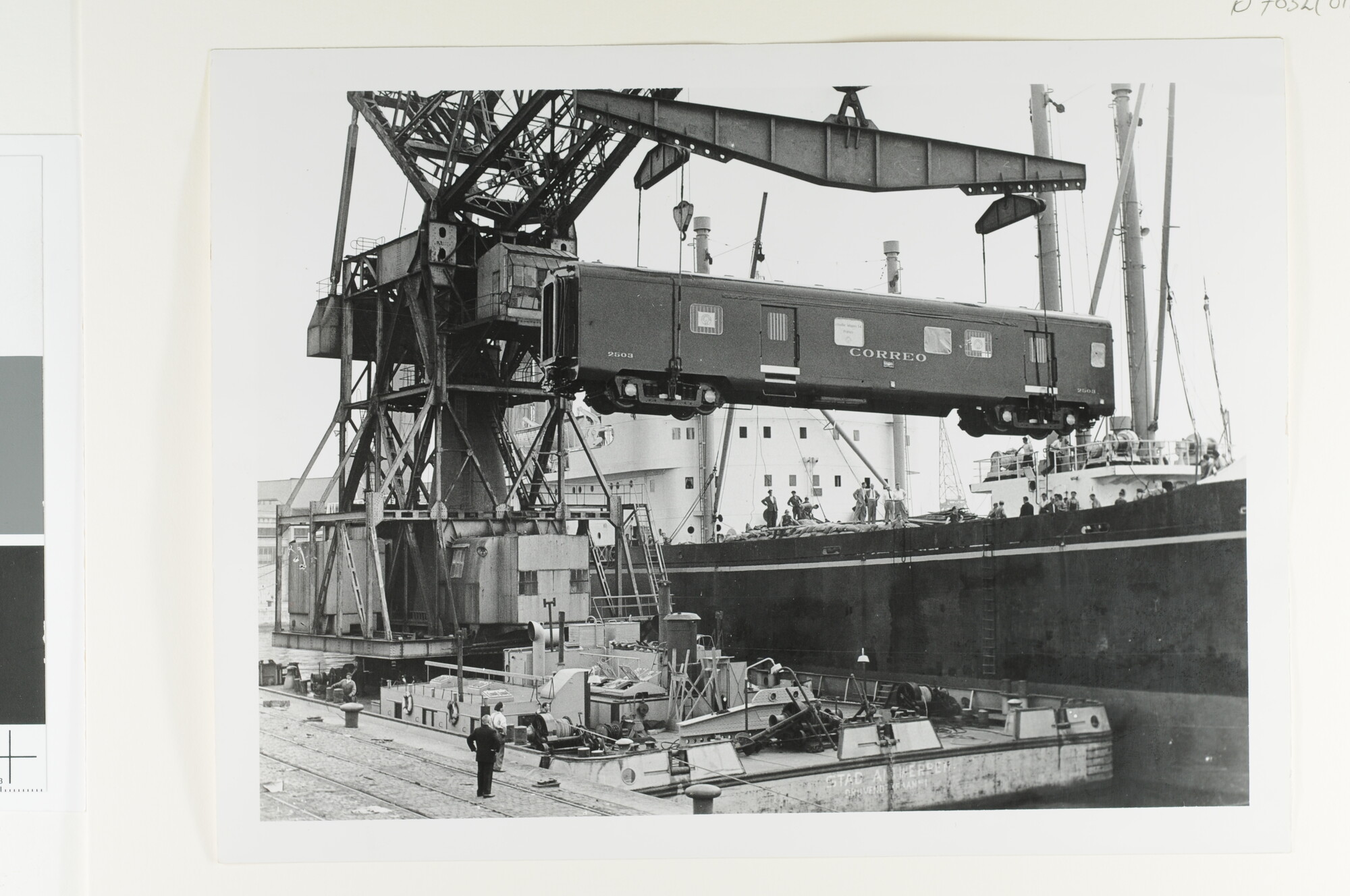 S.7032(011); Foto's van het laden van Schindler spoorwegwagons voor de USA aan boord van het vrachtschip ms. 'Witmarsum' van de NV; fotoreportage