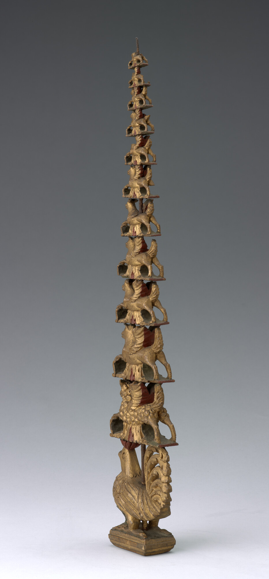 A.0346(01); Mastwortel met twaalf geledingen, in de vorm van een pyramide van dierenfiguren; masttopversiering