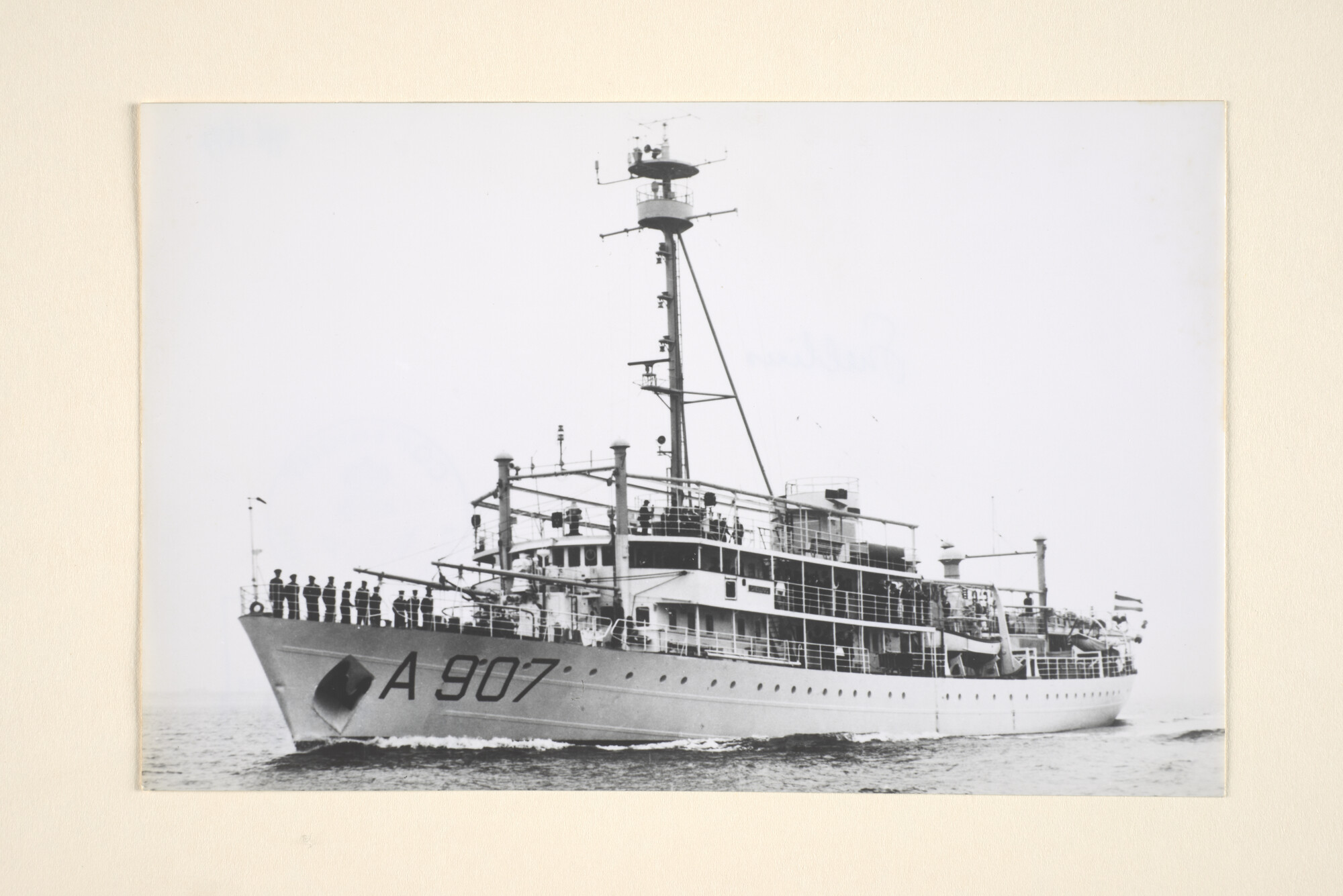 1996.0677; Het opnemingsvaartuig Hr.Ms. 'Snellius' (A 907) op zee; foto