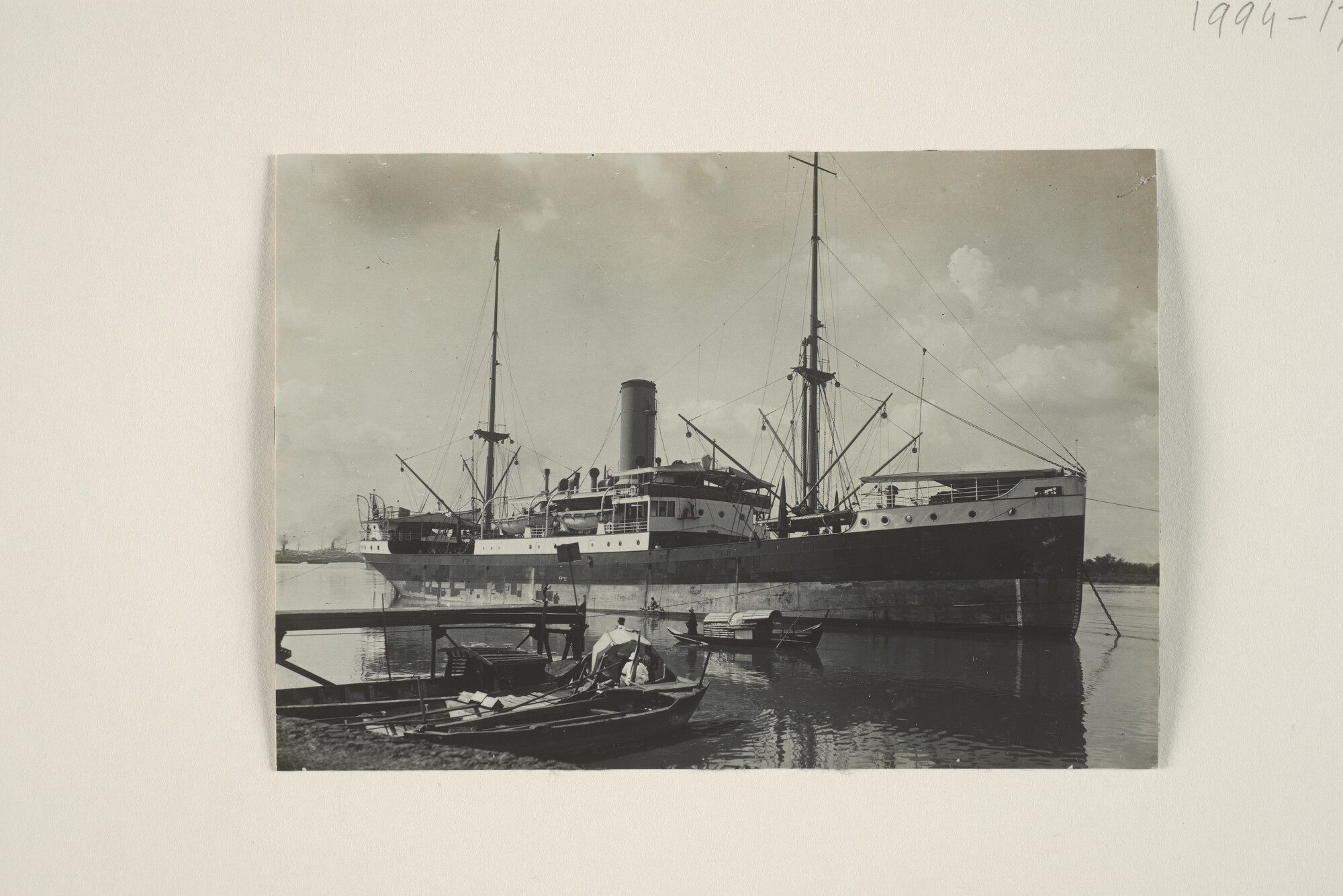 1994.1737; Het ss. Sidajoe van de KPM in een haven; foto