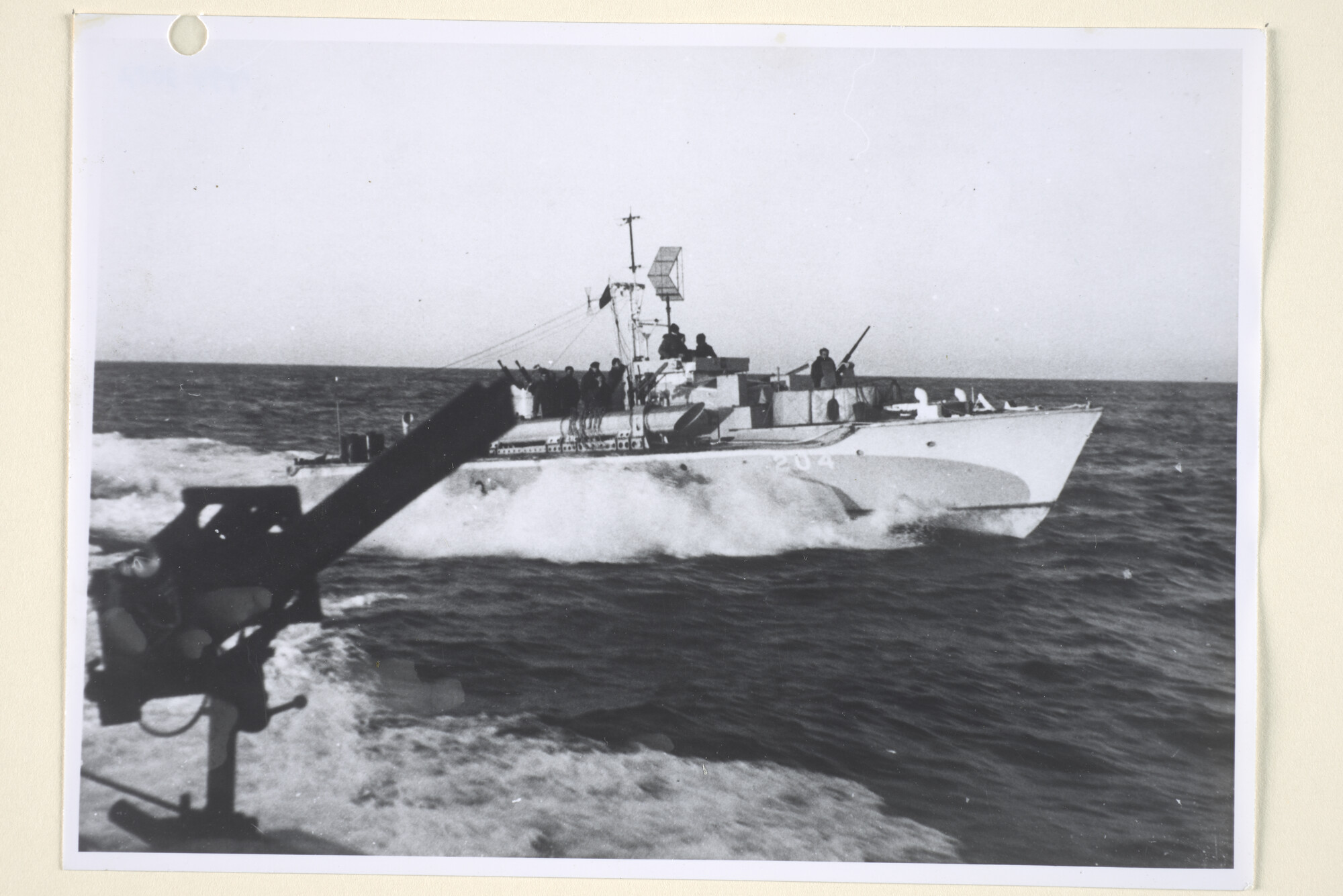 1994.7287; De motortorpedoboot Hr.Ms. Valk (MTB 204), type Vosper, gezien vanaf een andere MTB [...]; foto