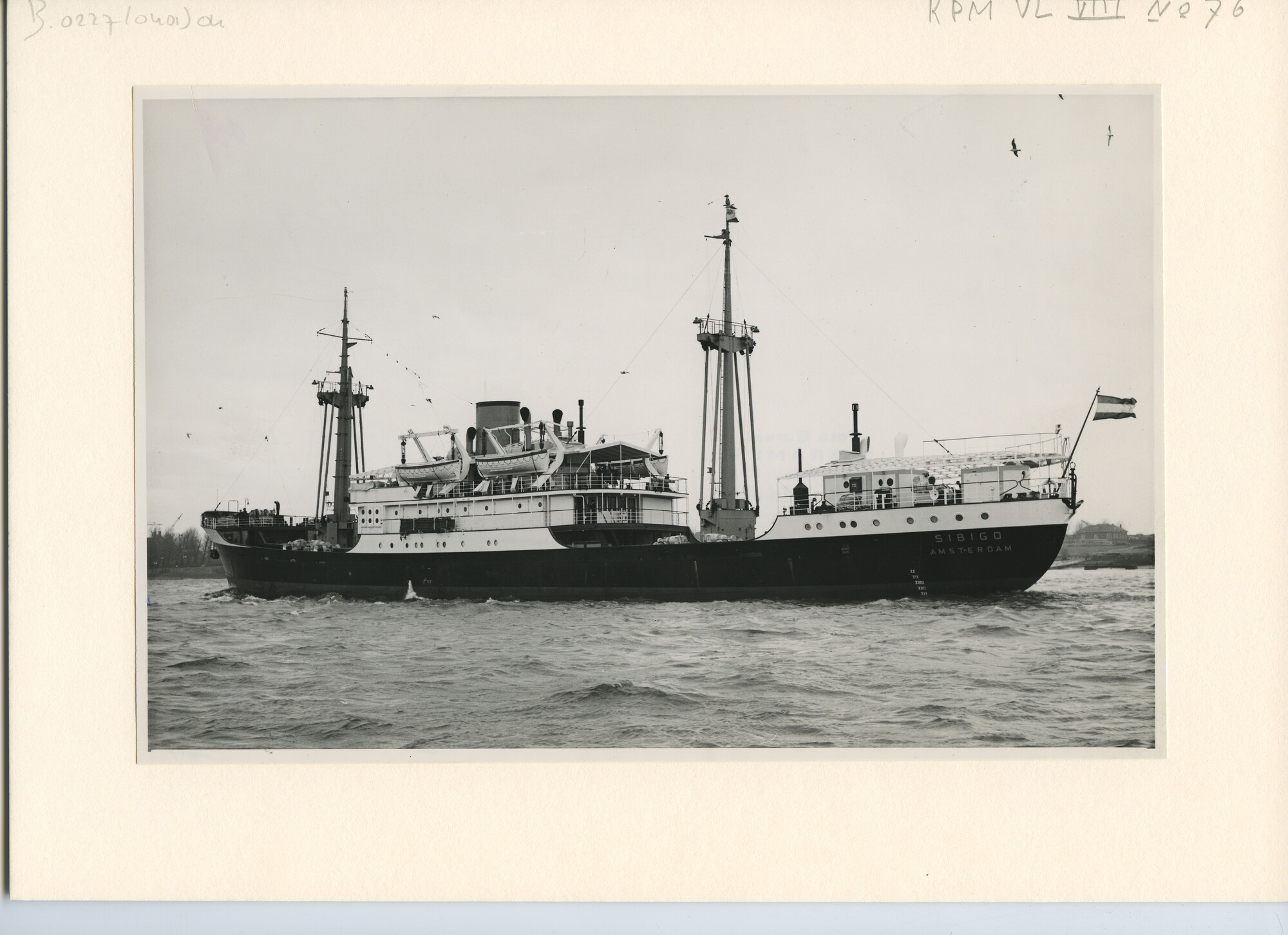 B.0227(0401)04; Foto van ms. Sibigo tijdens het vertrek naar zee voor de proefvaart; foto