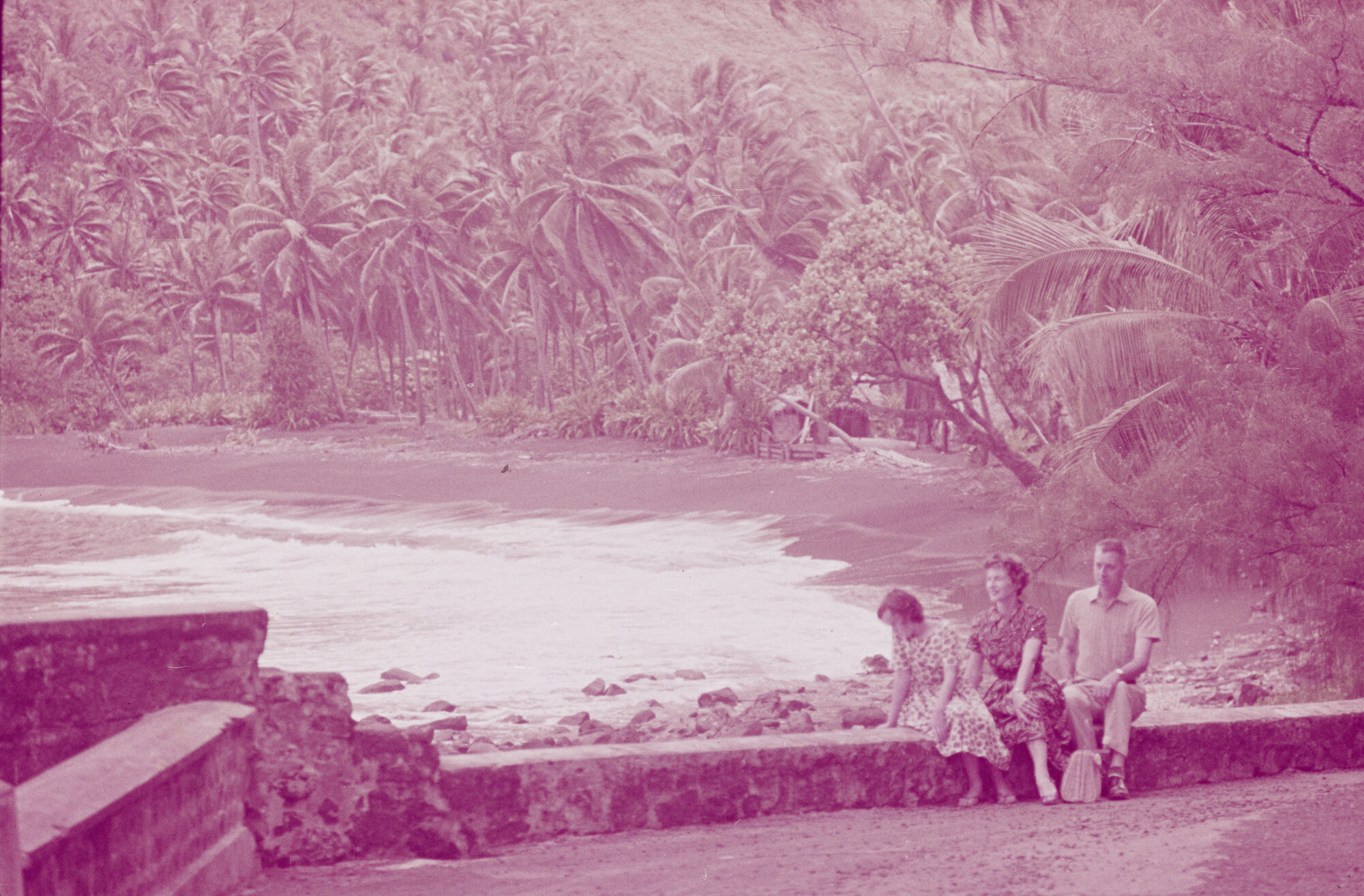 2015.0565; Dia van drie passagiers bij een strand van Papeete; diapositief