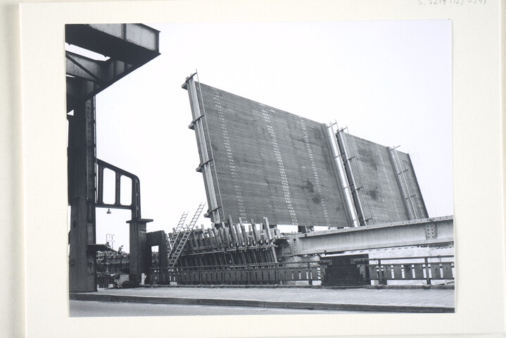 S.5219(12)0549; Fotos van de bouw van de nieuwe verkeersbrug voor Rijksweg no. 1 bij Muiden door de ASM; fotoreportage