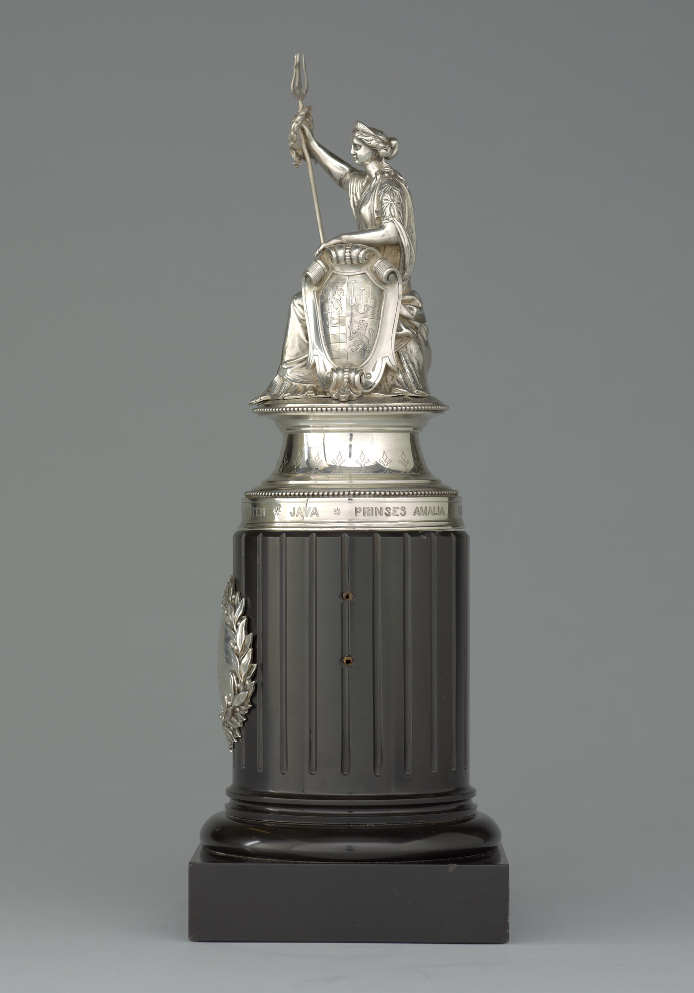 S.3415(05)1; Beeld van een allegorische vrouwenfiguur, geplaatst op stenen sokkel; beeld