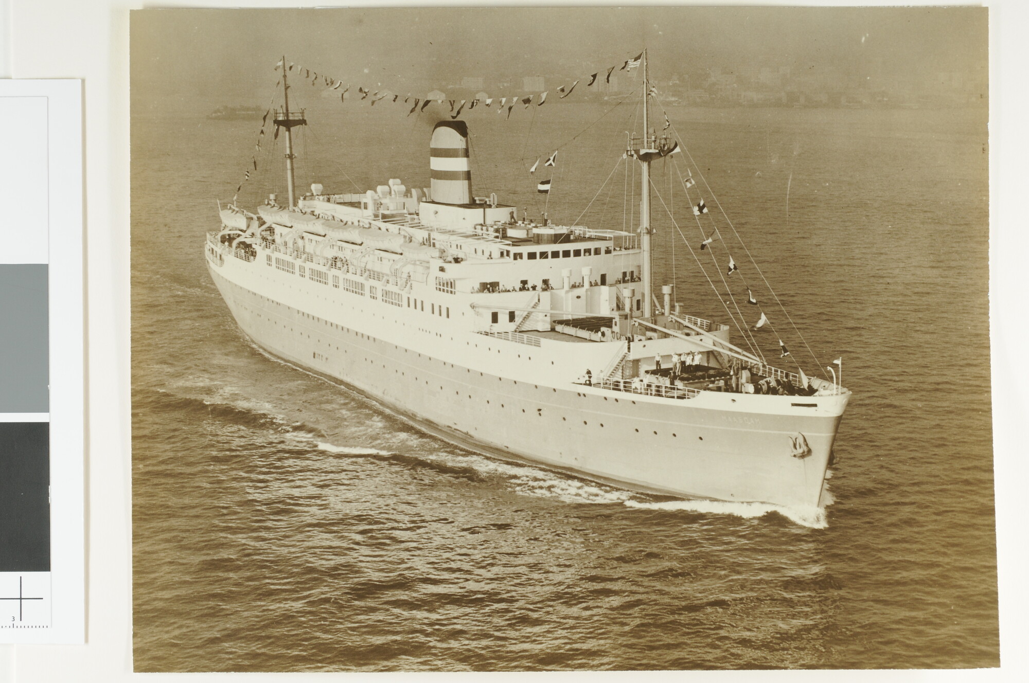 A.4744(35); Een luchtfoto van het passagiersschip ss. 'Maasdam' van de Holland-Amerika Lijn op zee; foto