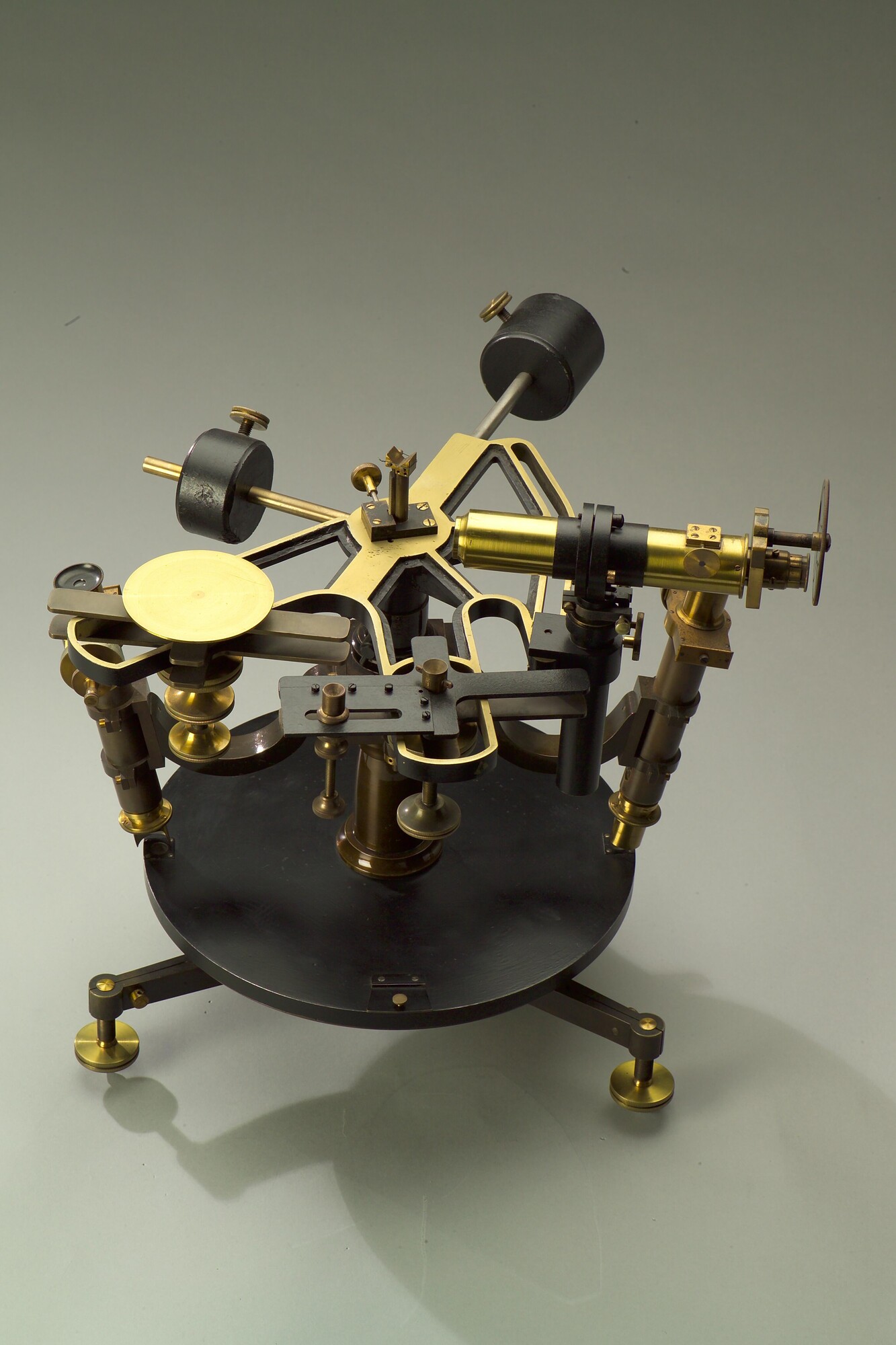 RB.0748(25); Collimator voor de keur van sextanten, met bijbehorende tafel; collimator