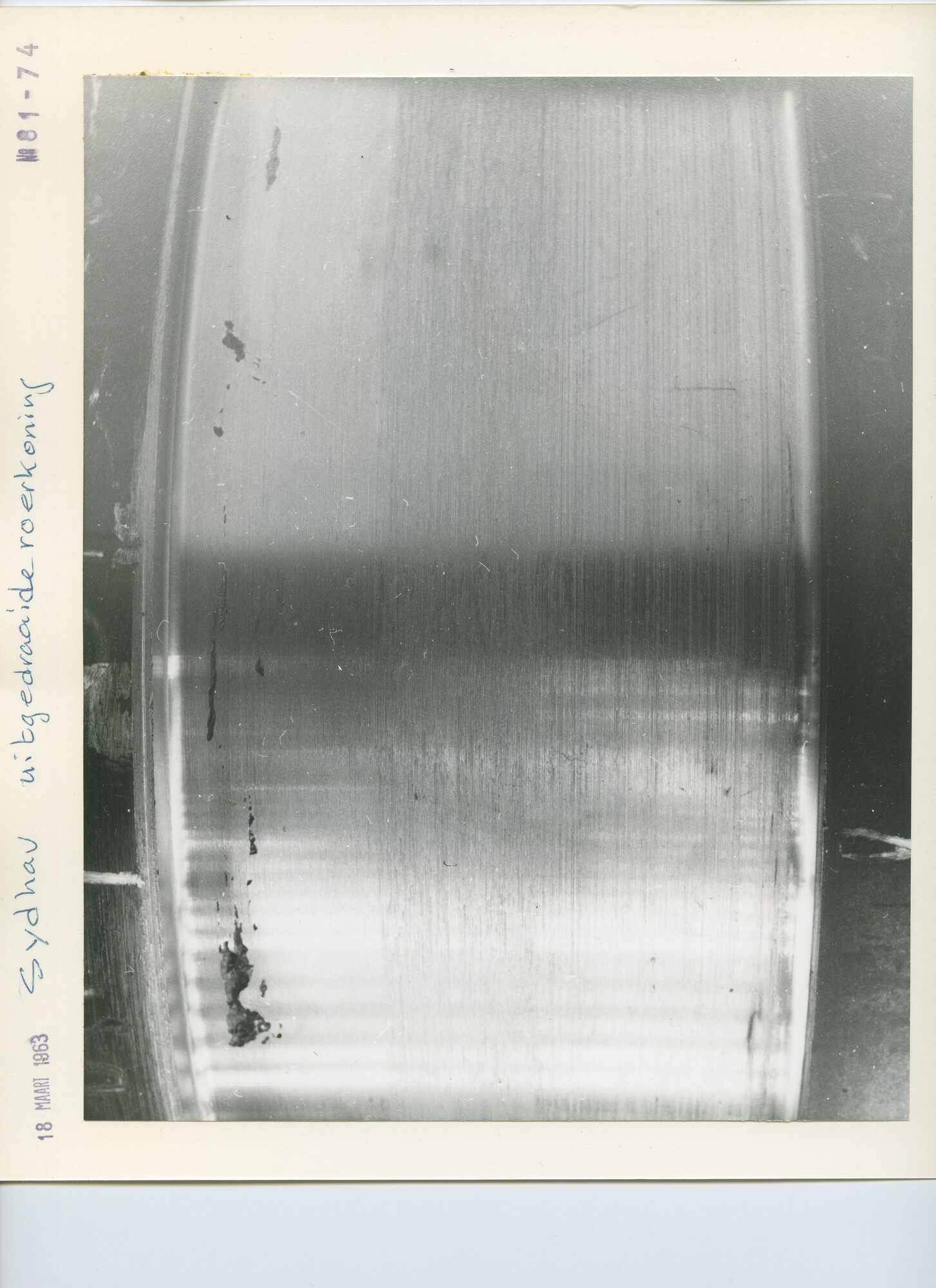 S.5444(4054)02; Foto van afgedraaide roerkoning en roerdrager van de Sydhav; foto
