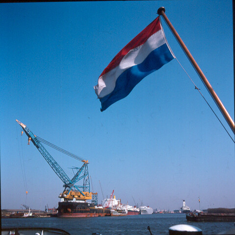 S.9100(8444); Dia van het Panamese kraanschip Pearl Marine (ex- Germinal) bij ter Haak [...]; diapositief