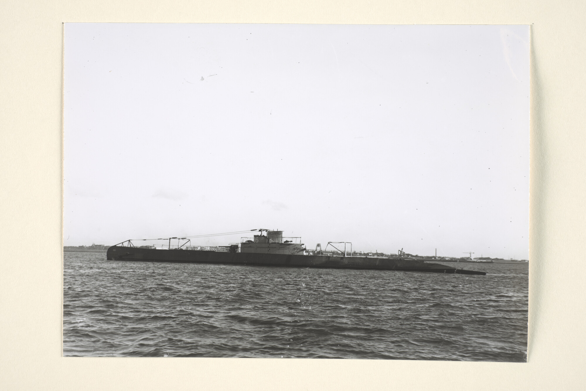 1994.7360; De onderzeeboot Hr.Ms. 'O 16', tijdens de proefvaart op de rede van Vlissingen, oktober 1936; foto