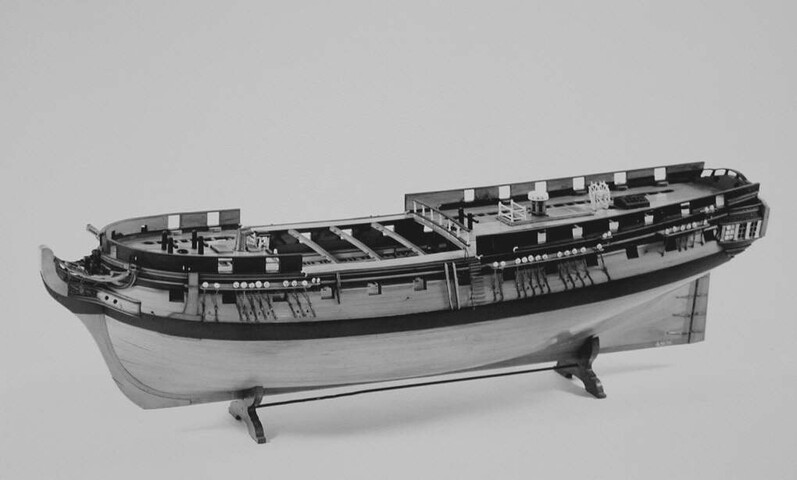 A.0149(0010); Model van een Engels oorlogsschip van 44 stukken; scheepsmodel