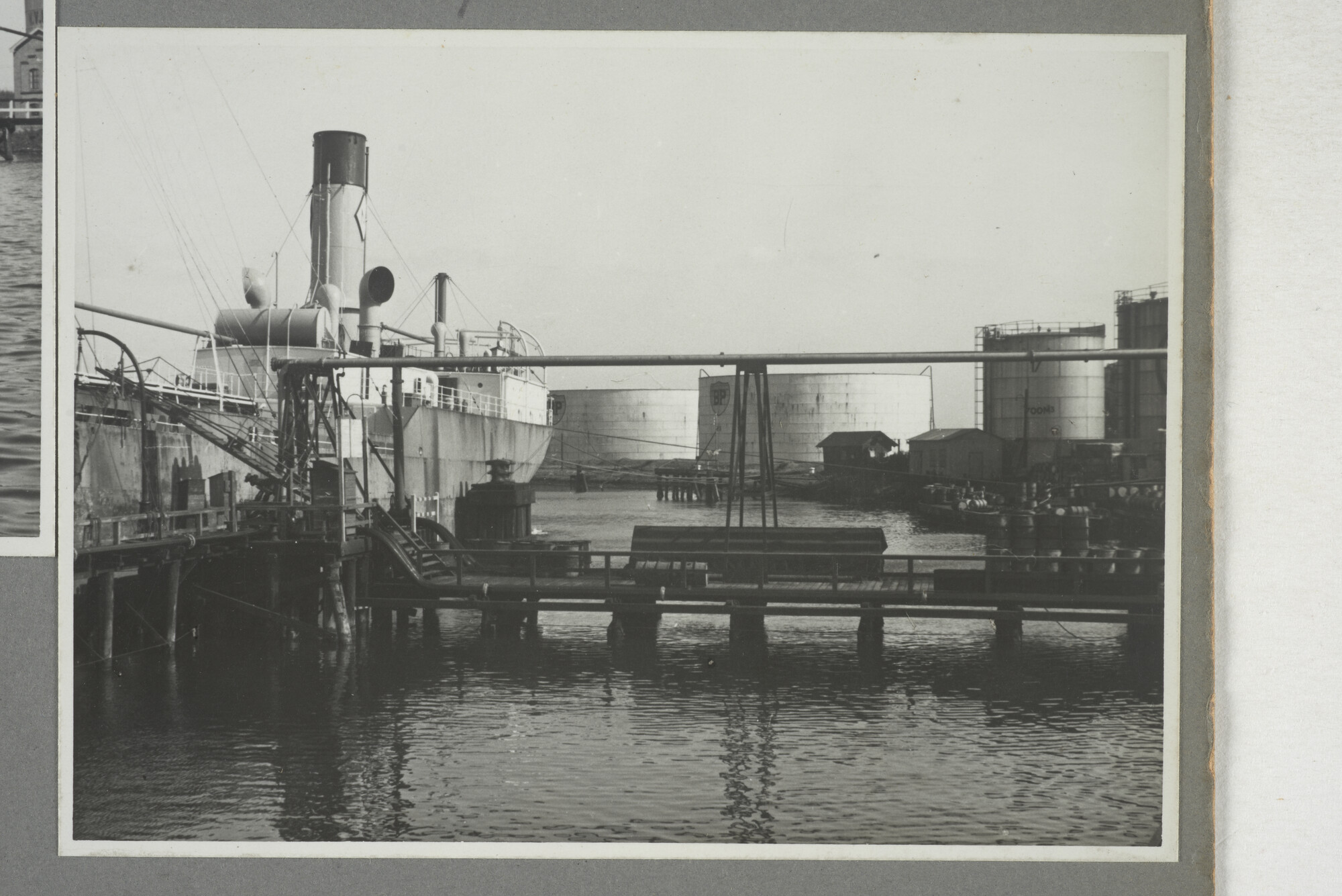 1998.2177; Omslag/ album met een grote hoeveelheid proeffoto's gemaakt door mw. A.M. Wolff-Koller in opdracht van de Gemeente Handelsinrichtingen in Amsterdam; omslag