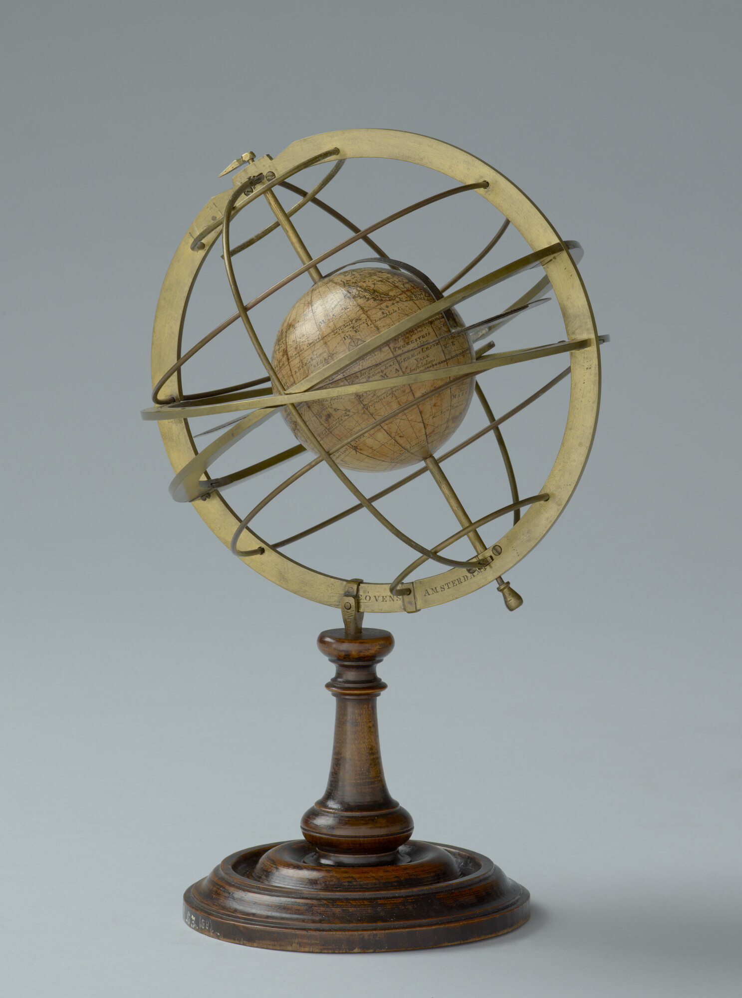 B.0024(01); Navisphere (hemelglobe) van ca. 23 cm. in doorsnede ontworpen door H. de Magnac, in originele houten kist; navisphere