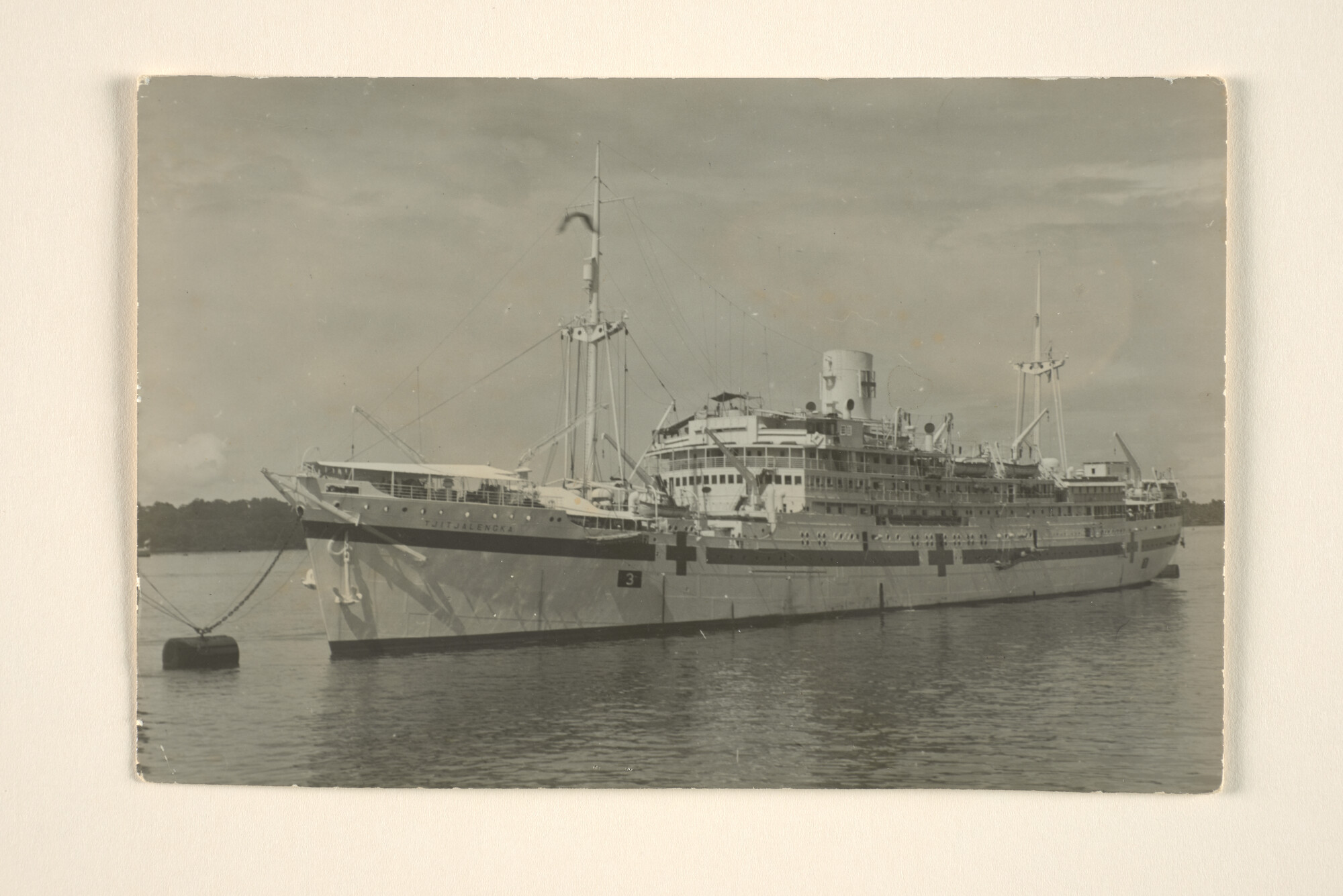 1995.6538; Het passagiersschip ms. 'Tjitjalengka' van de Java-China-Japan-Lijn ingericht als hospitaalschip van de Royal Navy ligt voor anker in de haven van Colombo [...]; foto