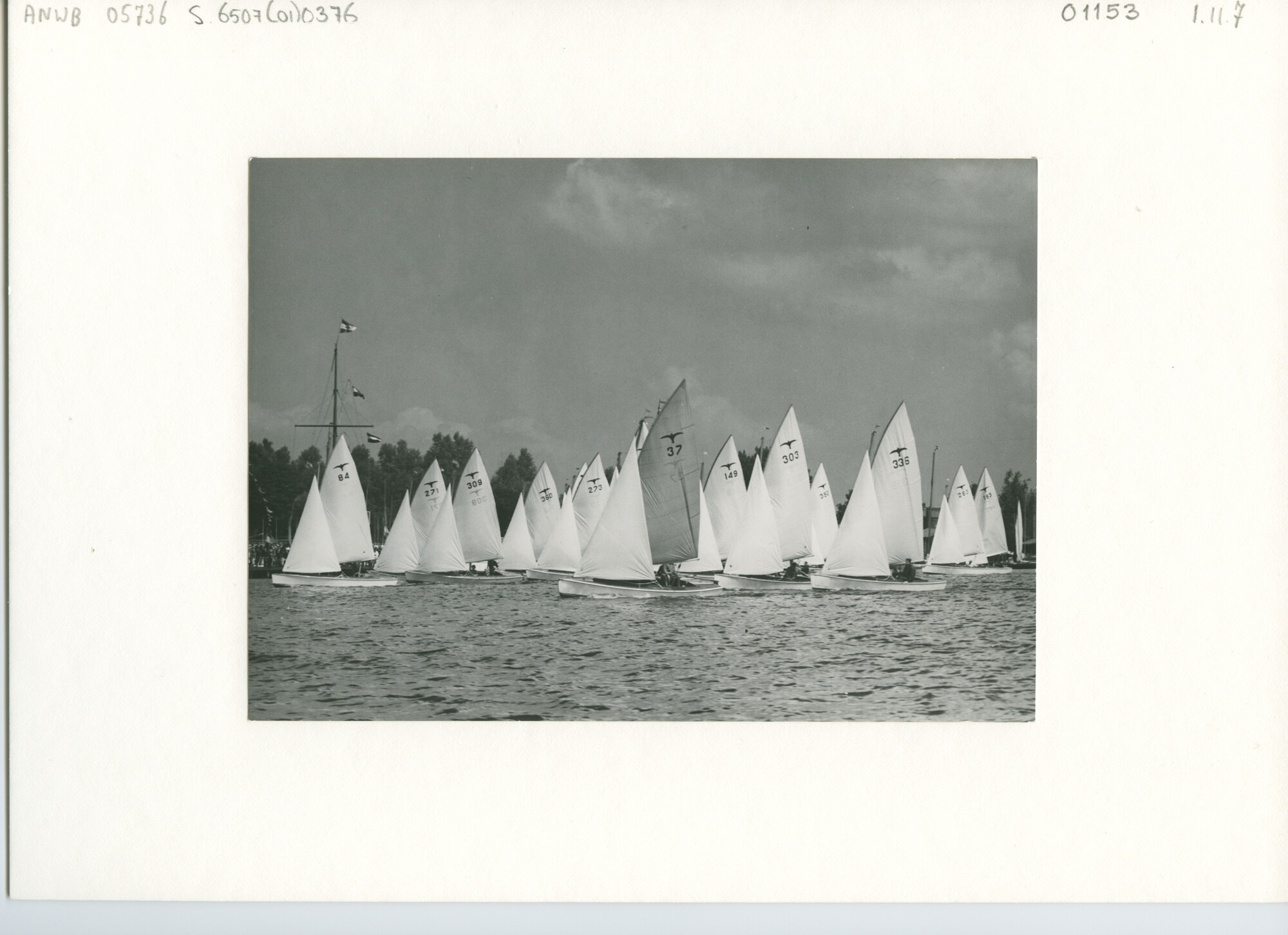 S.6507(01)0376; Foto van de Hollandweek I 1961: de start van de Valkenklasse op de Loosdrechtse Plassen; foto