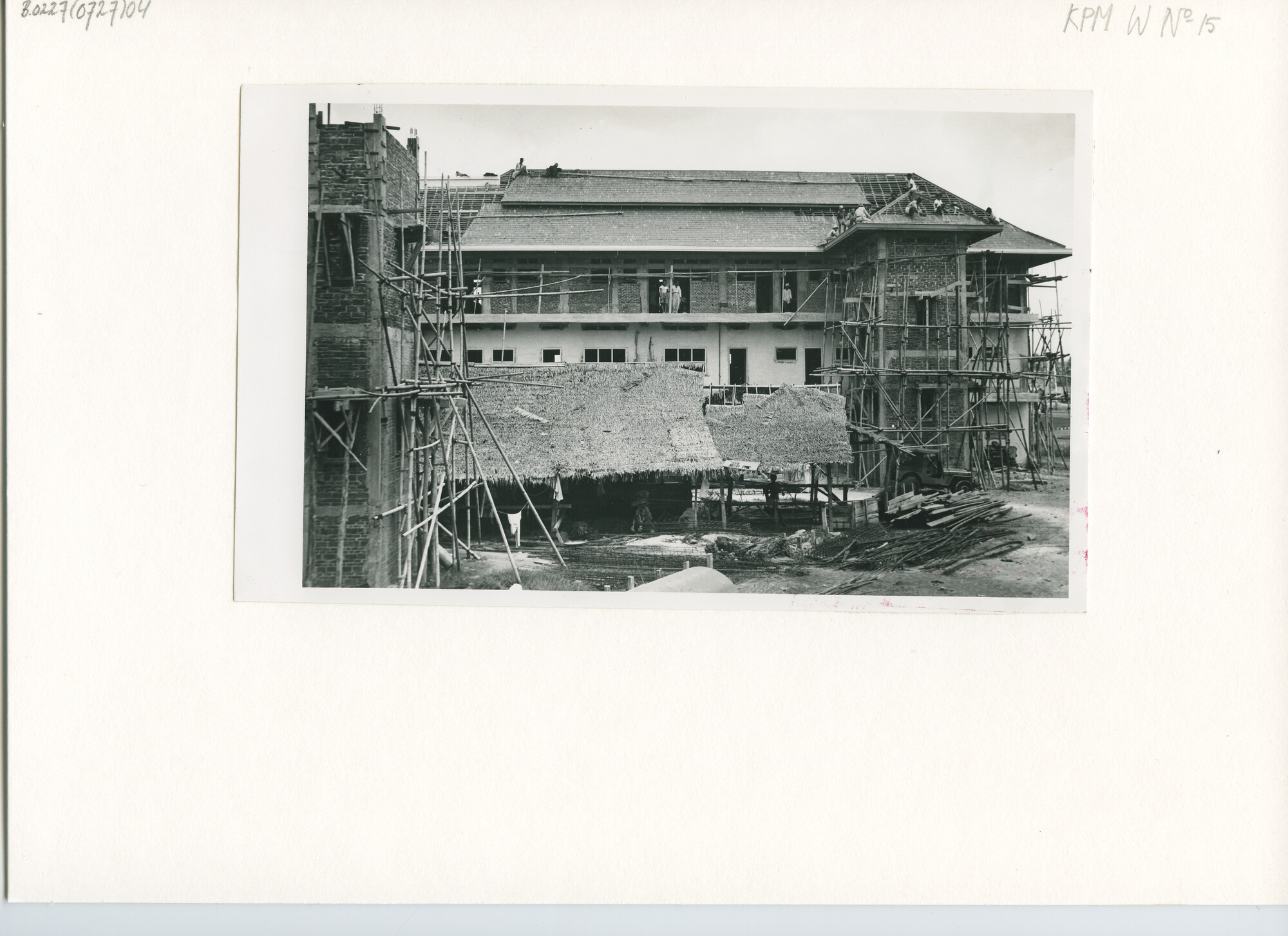 B.0227(0727)04; Foto van de bouw van het flatgebouw van de KPM; foto