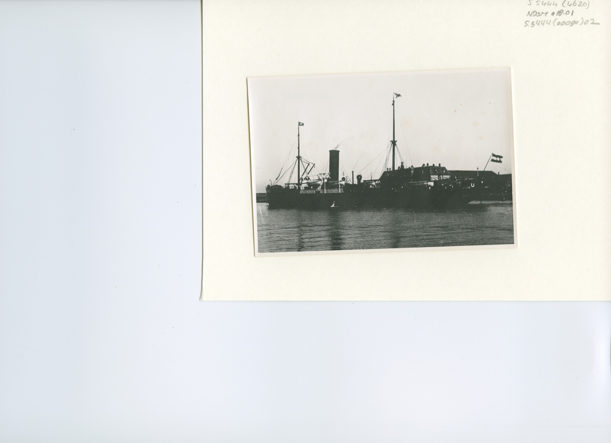 S.5444(0090)2; Foto van het vrachtschip ss. Madura gebouwd door de NSM in opdracht van de SMN; foto