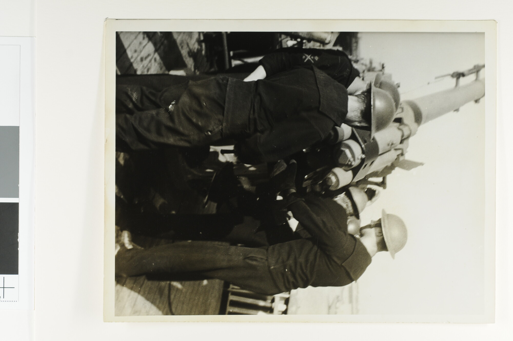 S.6281(01); Fotos over de hantering van artillerie aan boord van de kanonneerboot Hr.Ms. Flores [...]; fotoreportage