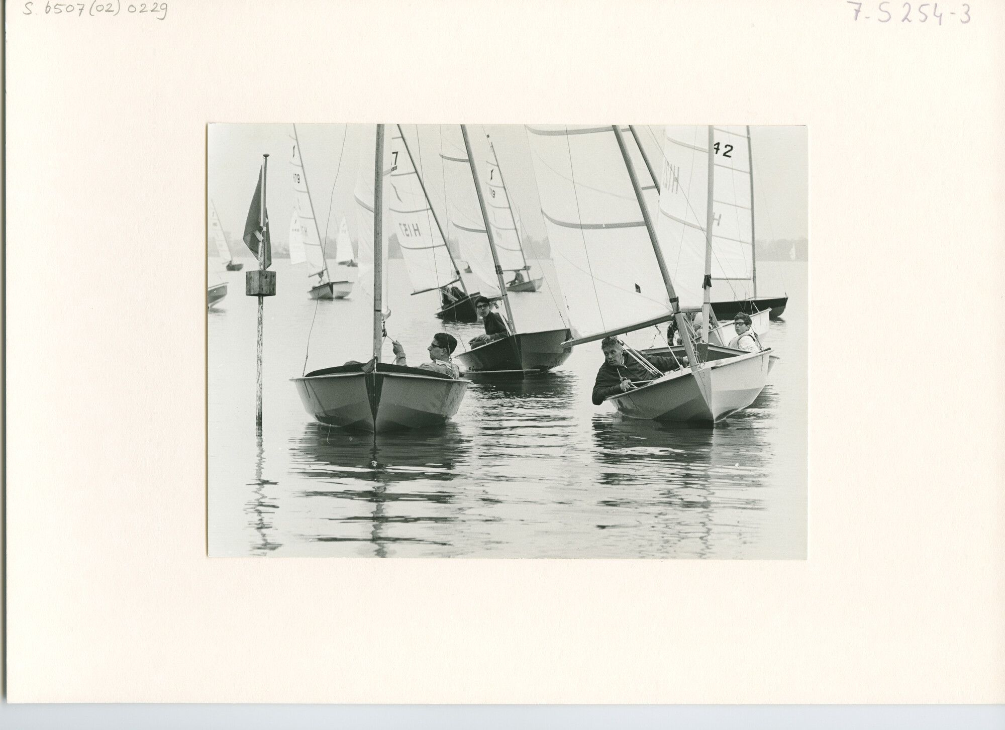 S.6507(02)0229.01; Zwart-wit foto van windstilte tijdens de Goudse Zeilweek; foto
