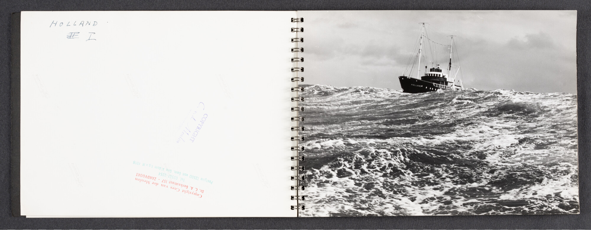 2022.1523; Fotoalbum met zwart-wit foto's van seagoing tugs; fotoalbum