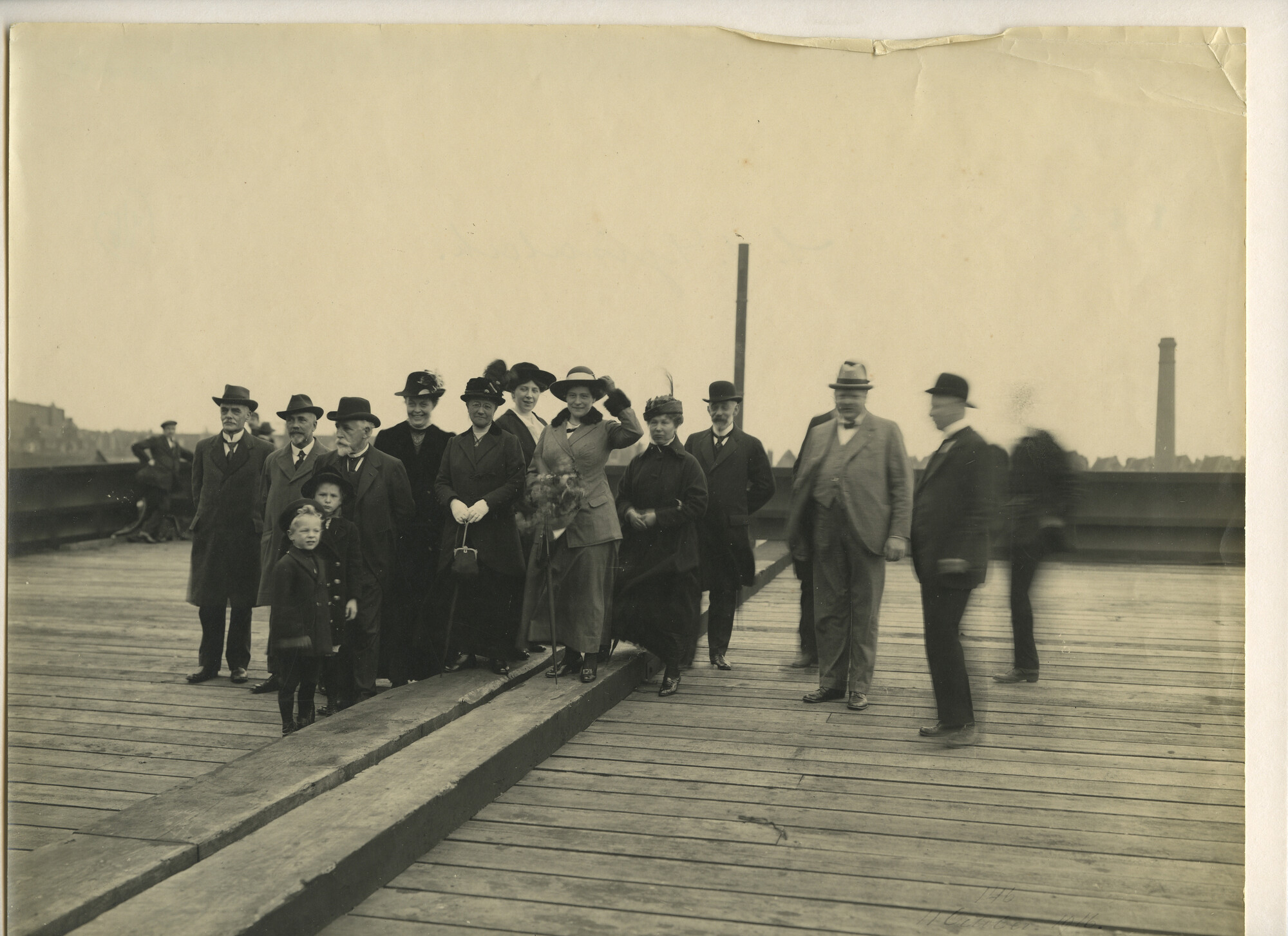 S.5444(0468)4; Foto van de tewaterlating van het vracht-passagiersschip ss. Tjisalak; foto
