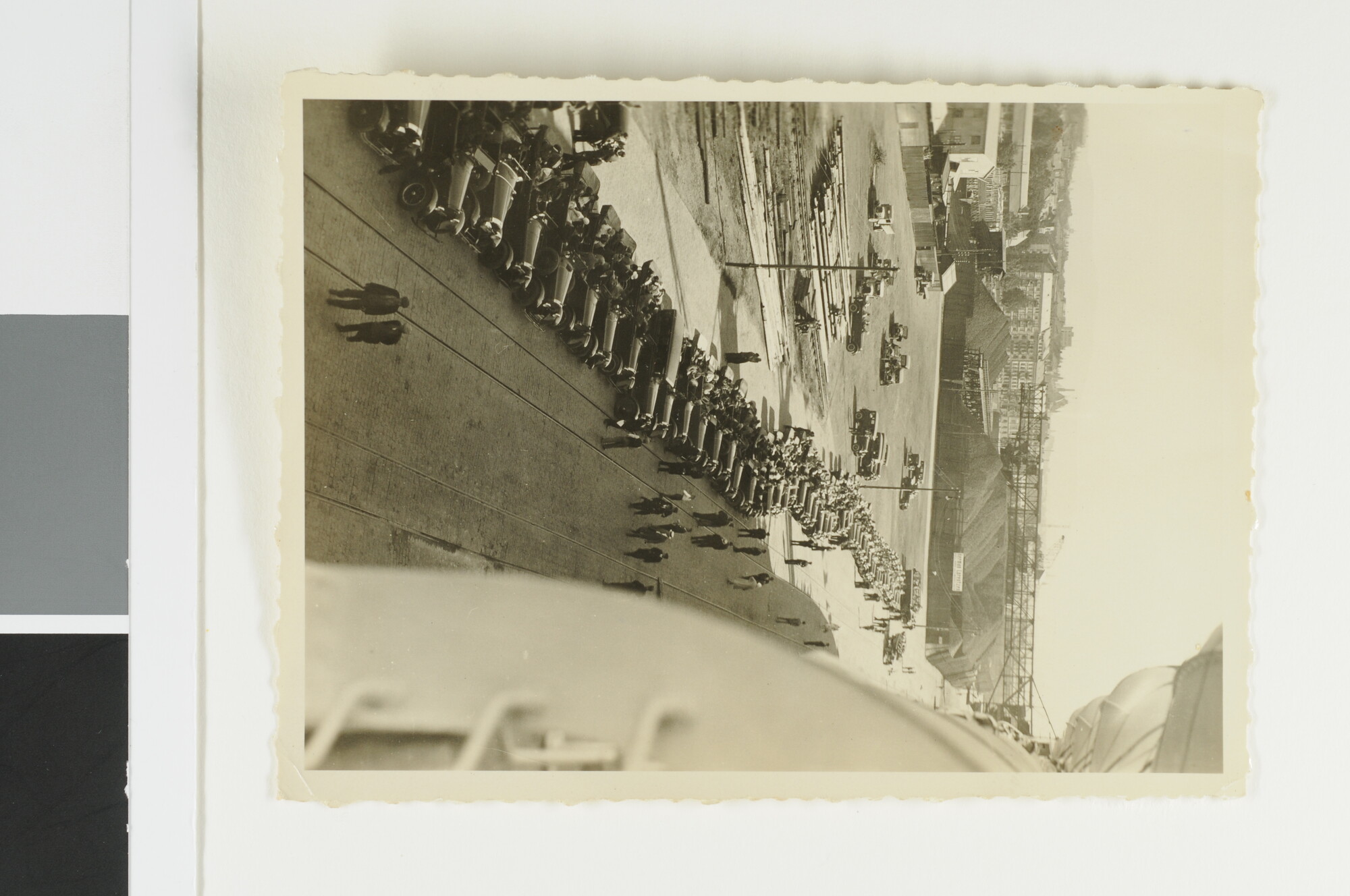S.5548(108)24; Autos op de kade van Oslo, gezien vanaf het sloependek van het [...]; foto