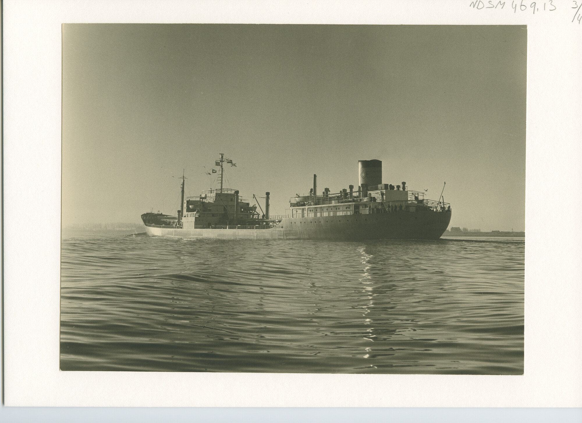 S.5444(2640)3; Foto van de tanker ms. Keizerswaard van de Vereenige Nederlandse Tankvaartrederij; foto