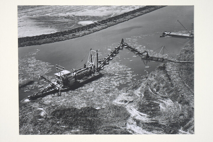 S.5219(12)0560; Luchtfoto van de snijkopzuiger Nautilus van Prins Aanneming Maatschappij uit Sliedrecht [...]; foto