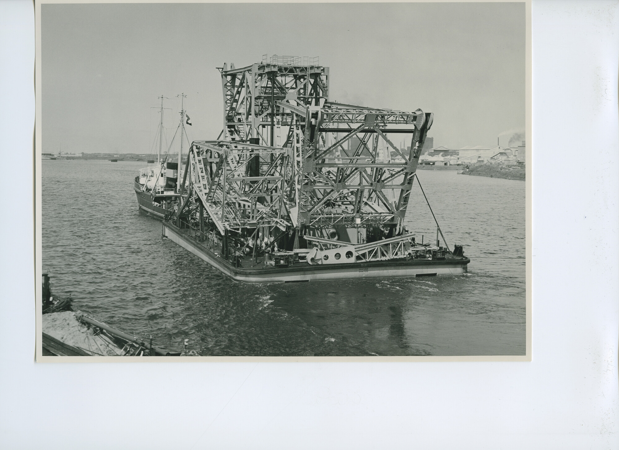 S.5621(01)0183; Foto van pontongrijperkraan.; foto
