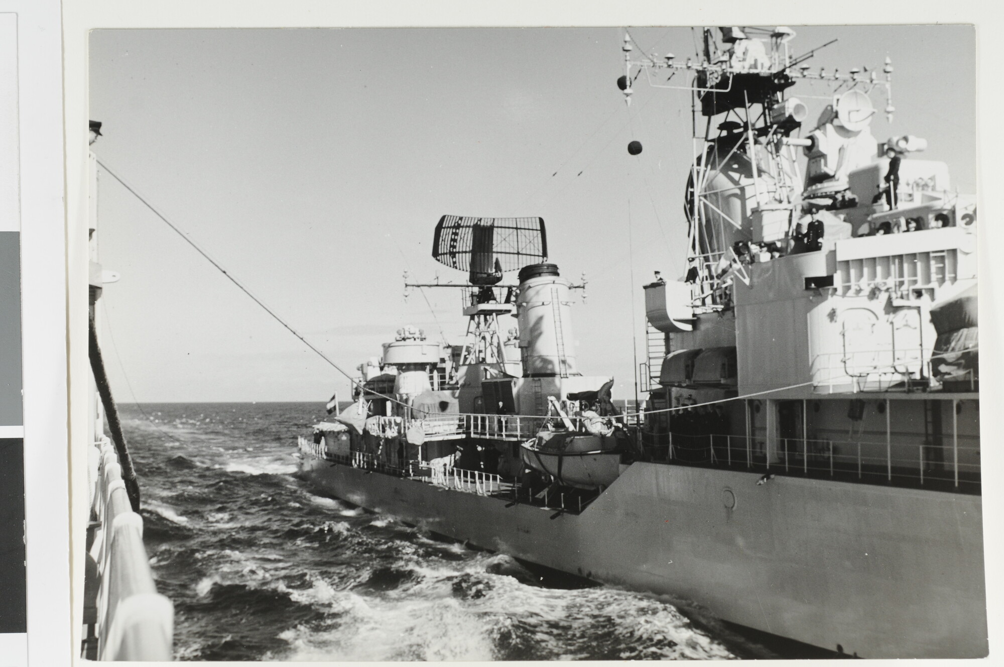1992.1701; Een onderzeebootjager vaart langszij het bevoorradingsschip Hr.Ms. Poolster [...]; foto