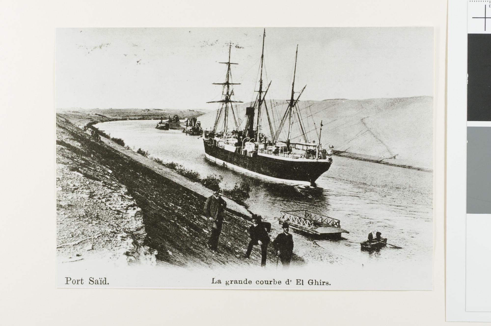 A.4253(21); Reproductiefoto van een prentbriefkaart van het mailschip ss. Voorwaarts van de SMN in het Suezkanaal; foto