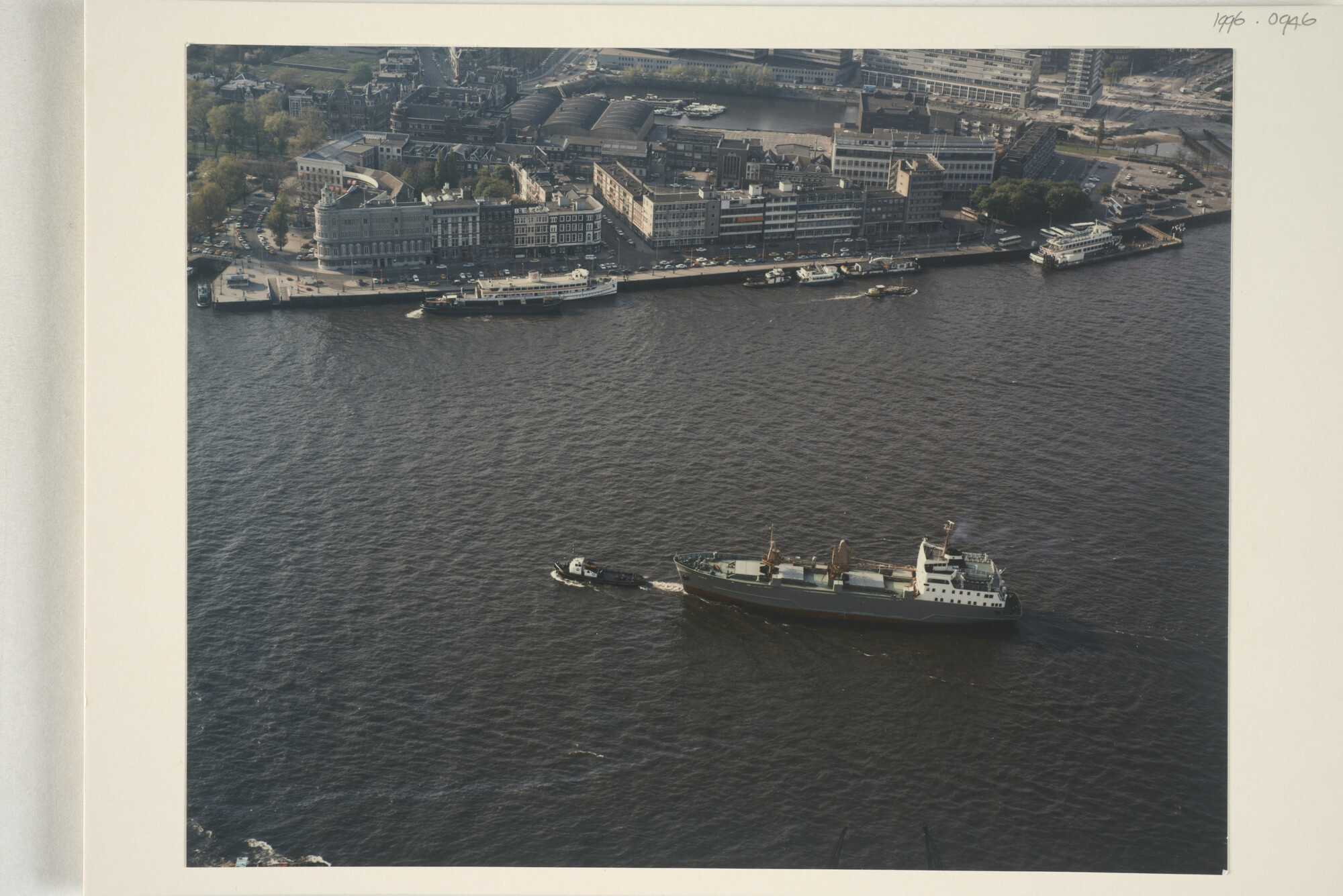 1996.0946; Luchtfoto van het vrachtschip ms. 'Tyro' van de Stoomvaart Maatschappij Zeevaart gezien op de Nieuwe Maas [...]; foto