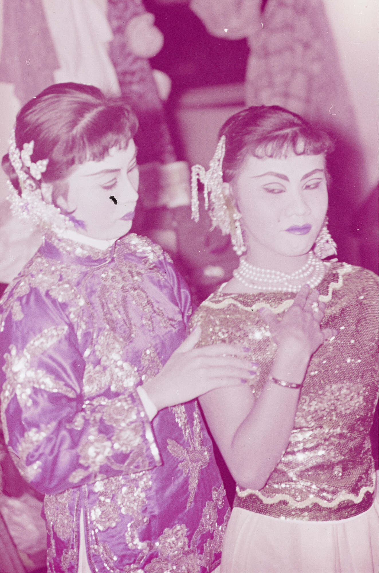 2015.0539; Dia van twee speelsters in een Chinese opera; diapositief