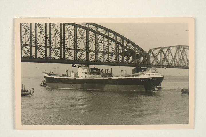 S.5219(12)0116; Het Finse vrachtschip ss. Pamilo vaart onder de spoorbrug bij Zaltbommel; foto