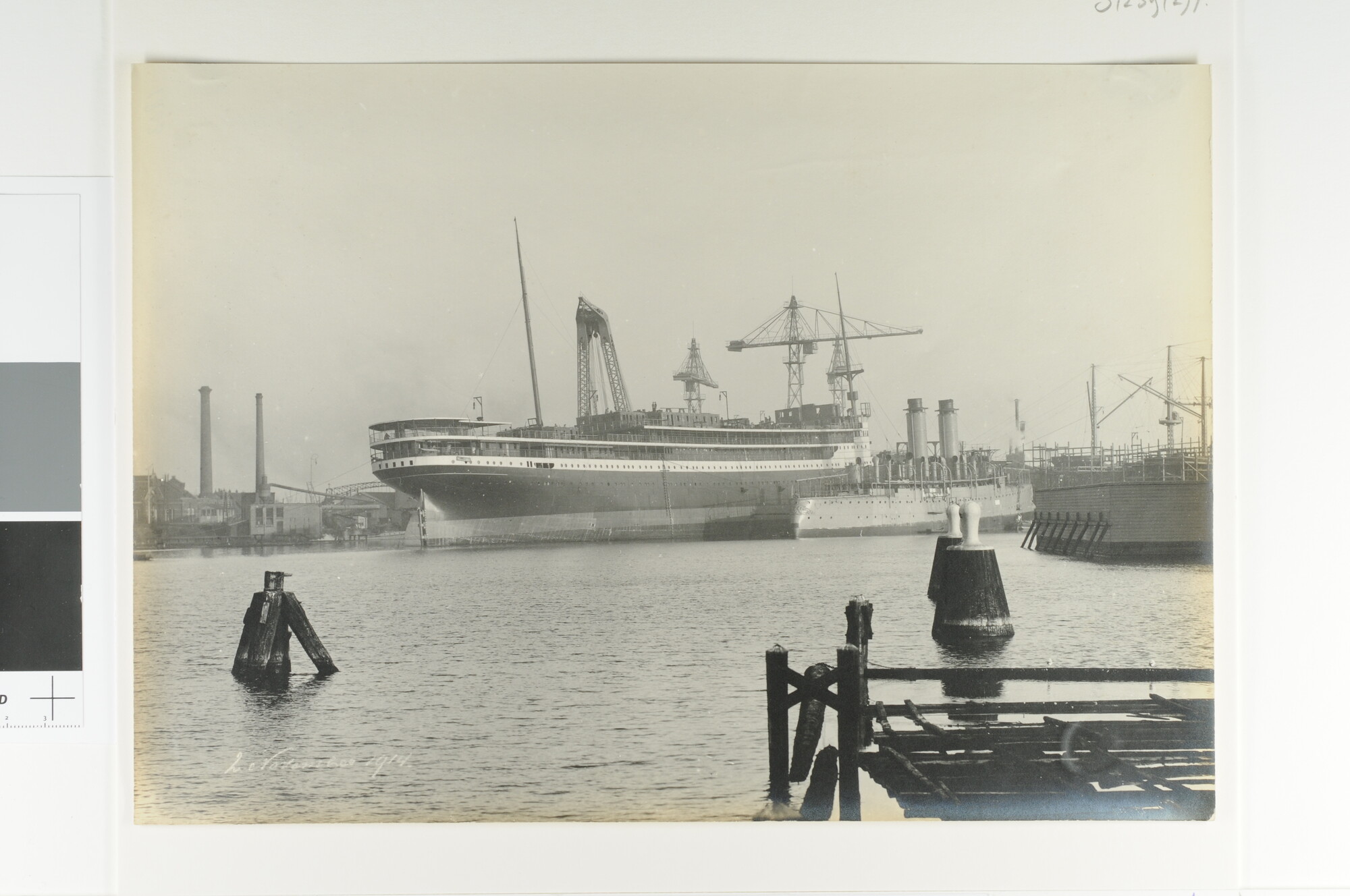 S.1239(02)07; Het mailschip ss. Jan Pieterszoon Coen tijdens afbouw; foto