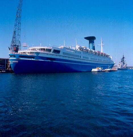 S.9100(7017); Dia van het Italiaanse cruiseschip Angelino Lauro (ex- Oranje van de SMN) afgemeerd bij de PTA in Amsterdam; diapositief