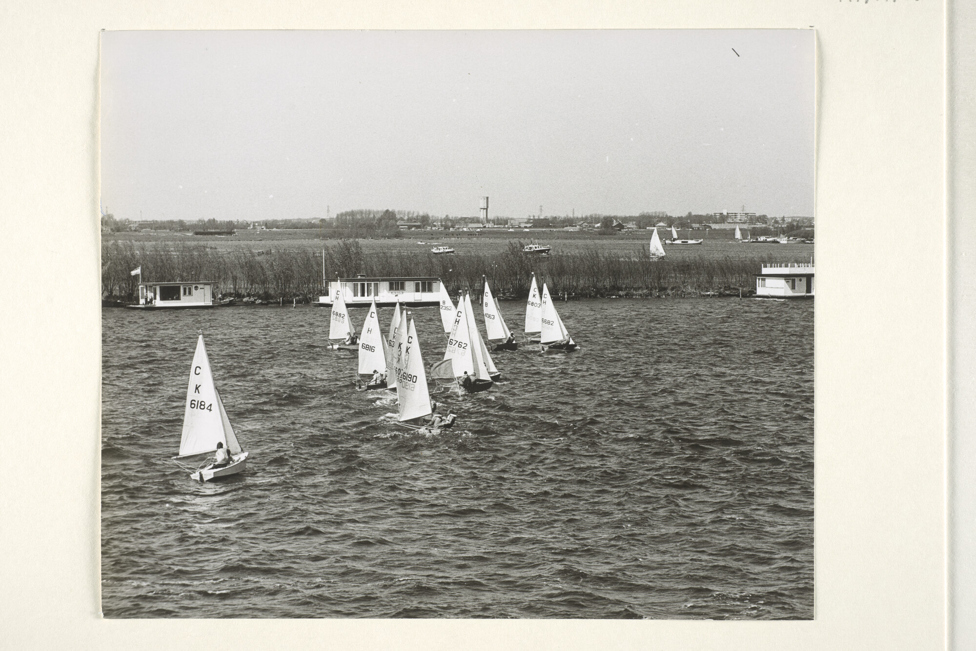 1997.1706; Start van een veld van de Cadetten-klasse op de Kaag [...]; foto