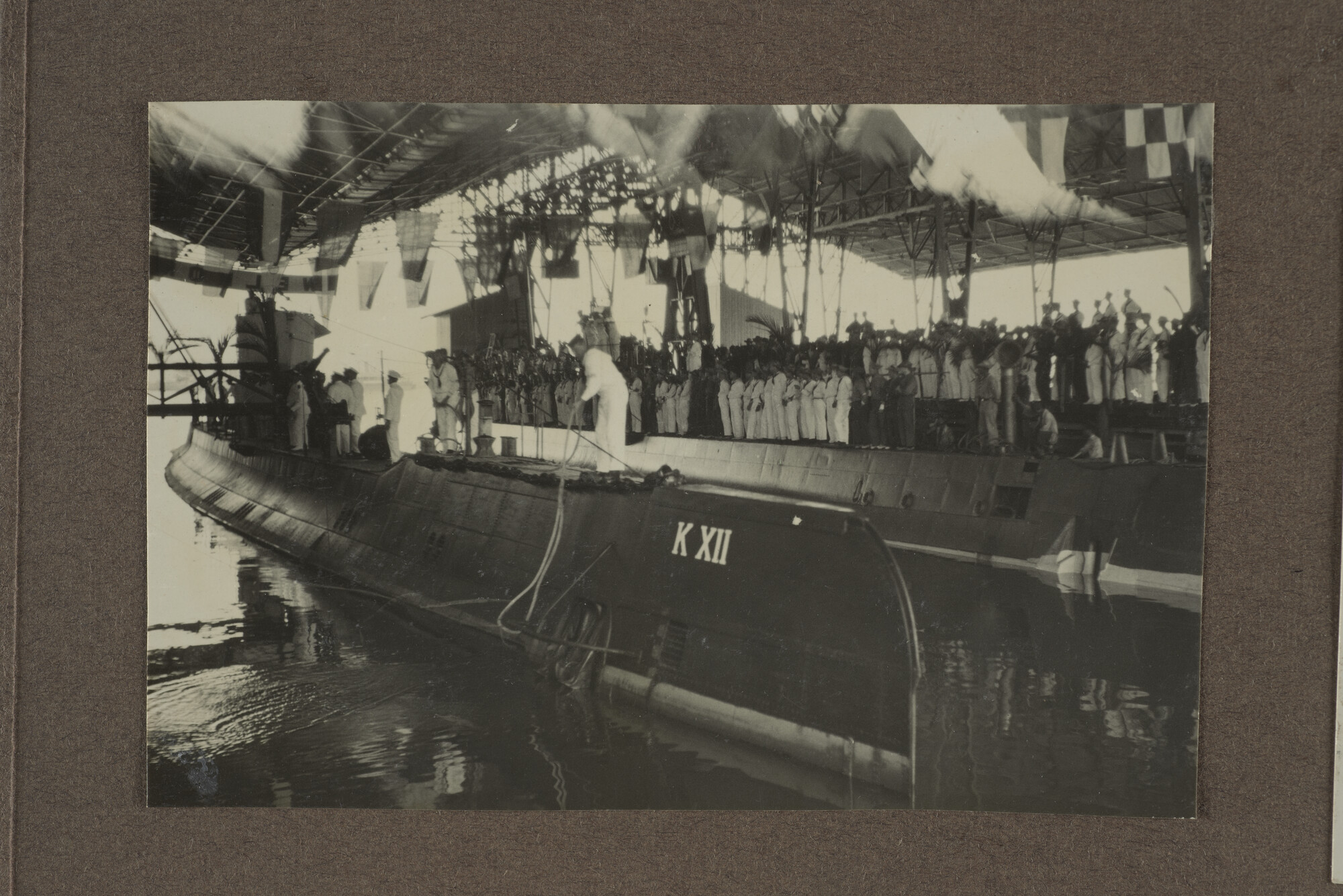 1994.2053; Negen losse bladen uit een album met fotos van de onderzeeboot Hr.Ms. K [...]; fotoreportage