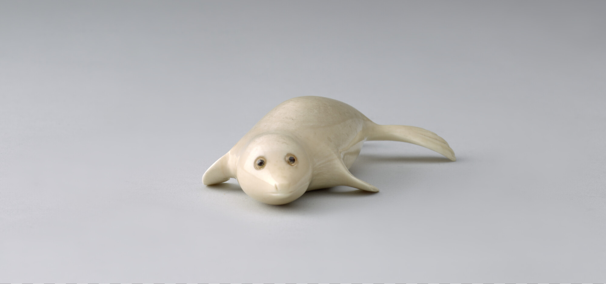 2012.1401; Beeld van een zeehond gemaakt van potvistand; beeld
