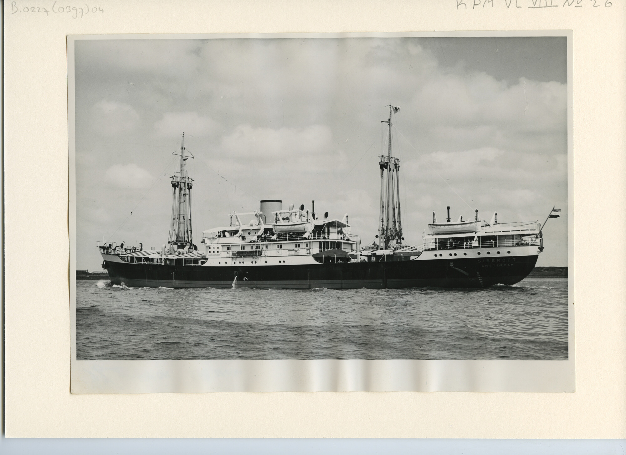 B.0227(0397)04; Foto van ms. Siberoet tijdens het vertrek naar zee voor de proefvaart; foto