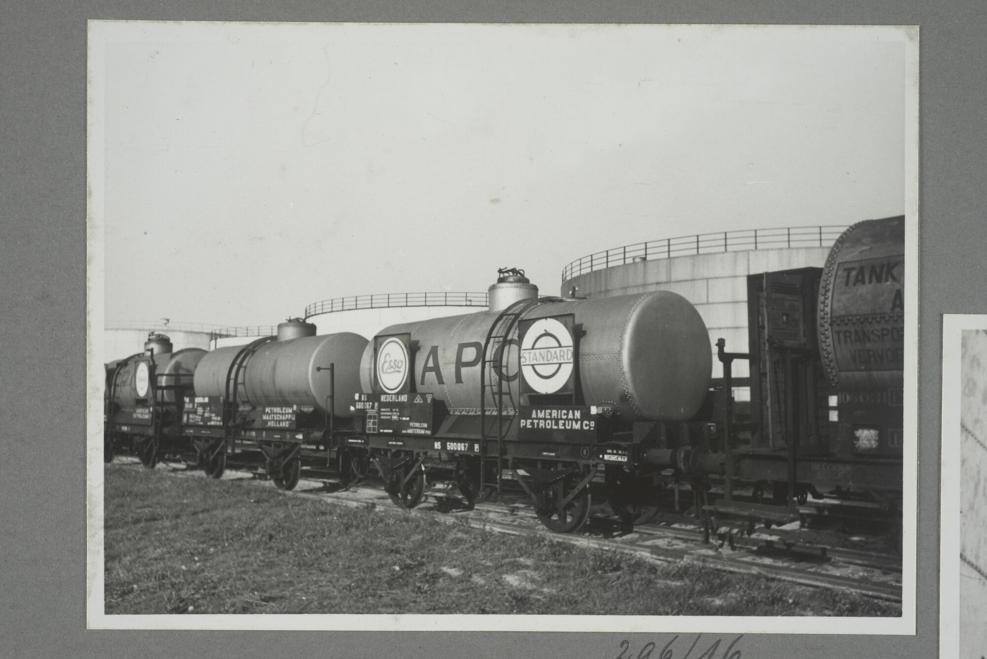 1998.2177; Omslag/ album met een grote hoeveelheid proeffoto's gemaakt door mw. A.M. Wolff-Koller in opdracht van de Gemeente Handelsinrichtingen in Amsterdam; omslag