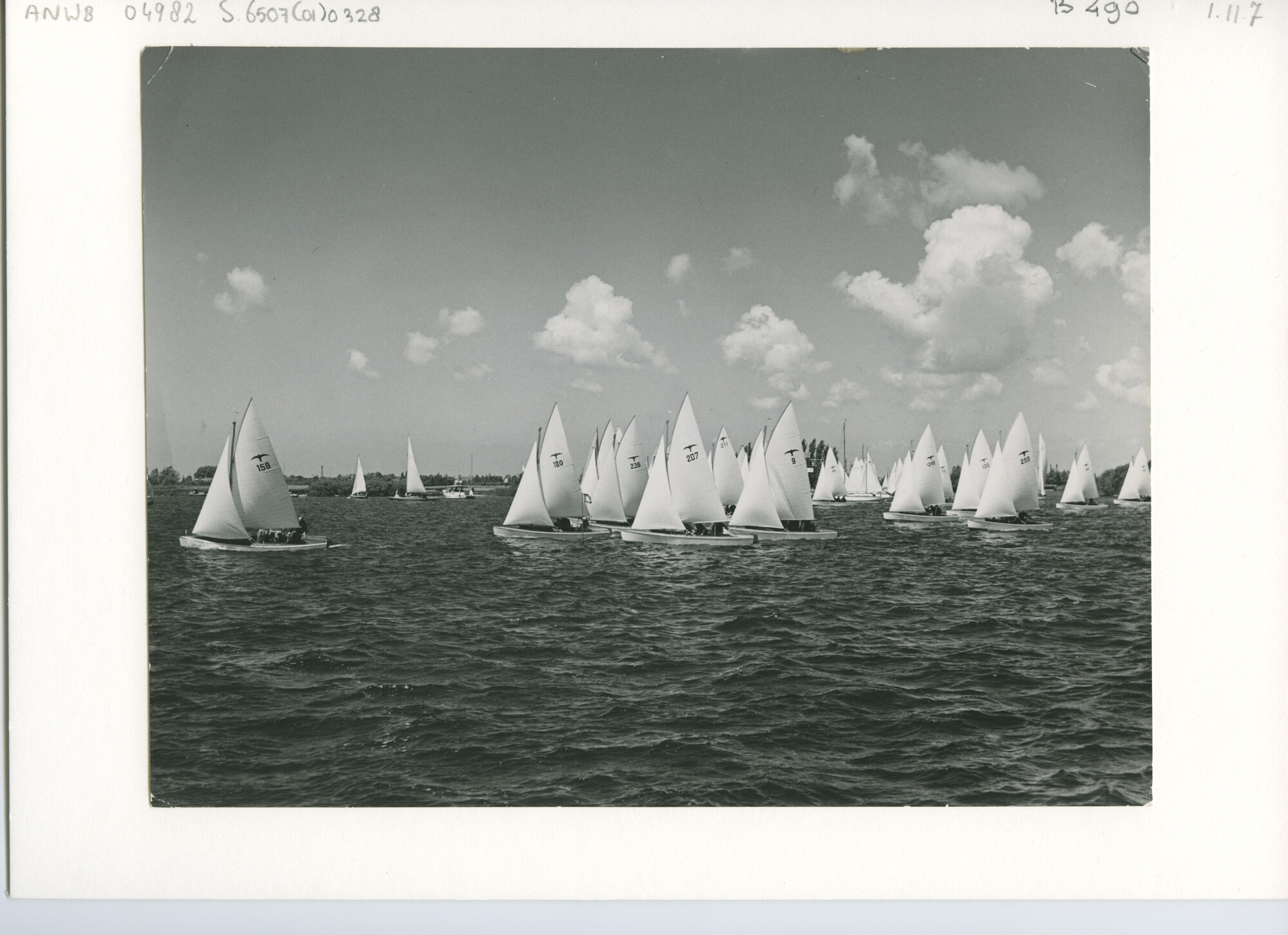 S.6507(01)0328; Foto van de start van de Valkenklasse op de Westeinderplassen; foto