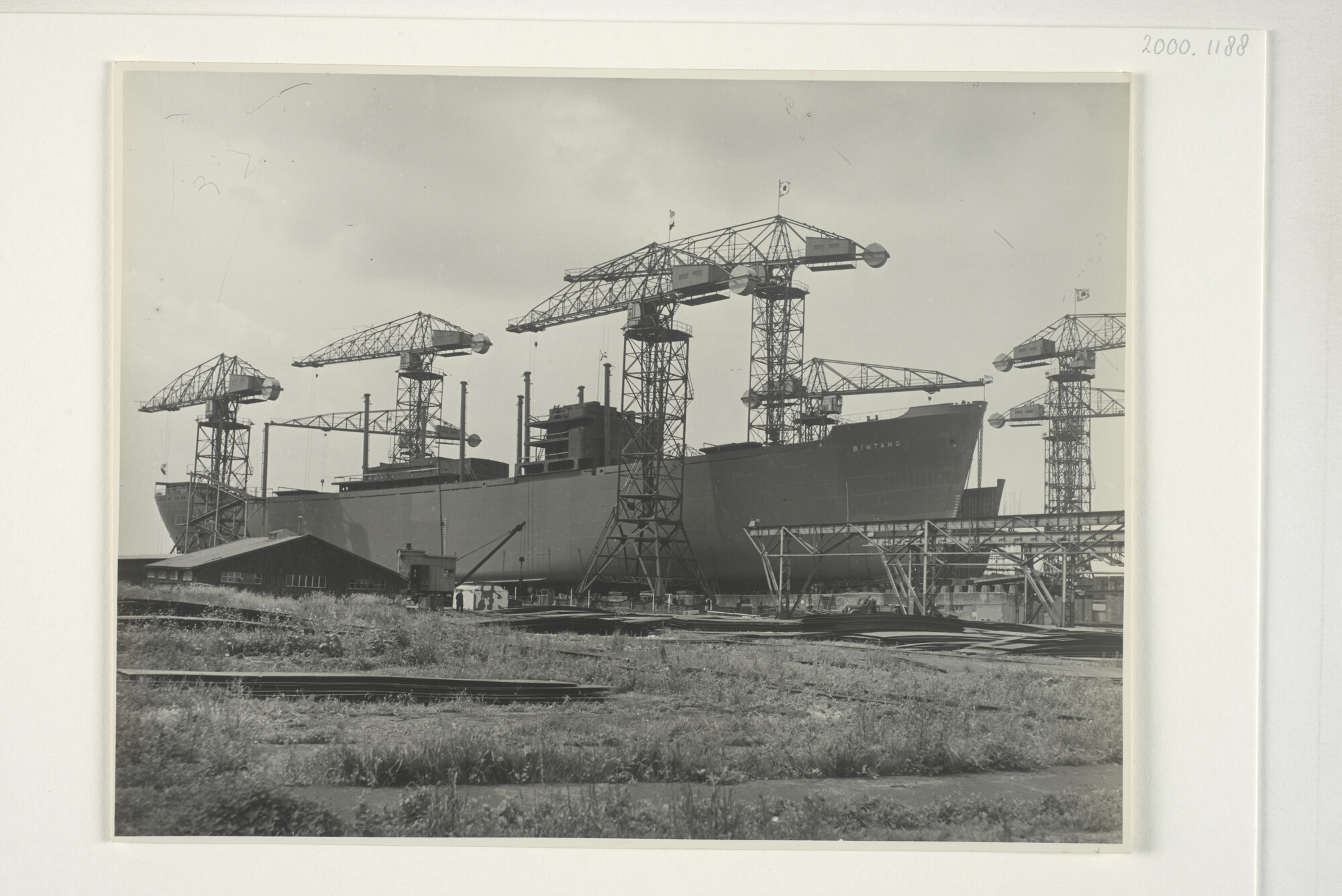 2000.1188; Het vrachtschip ms. 'Bintang' van de SMN vlak voor de tewaterlating bij de Nederlandsche Dok en Scheepsbouw Maatschappij [...]; foto